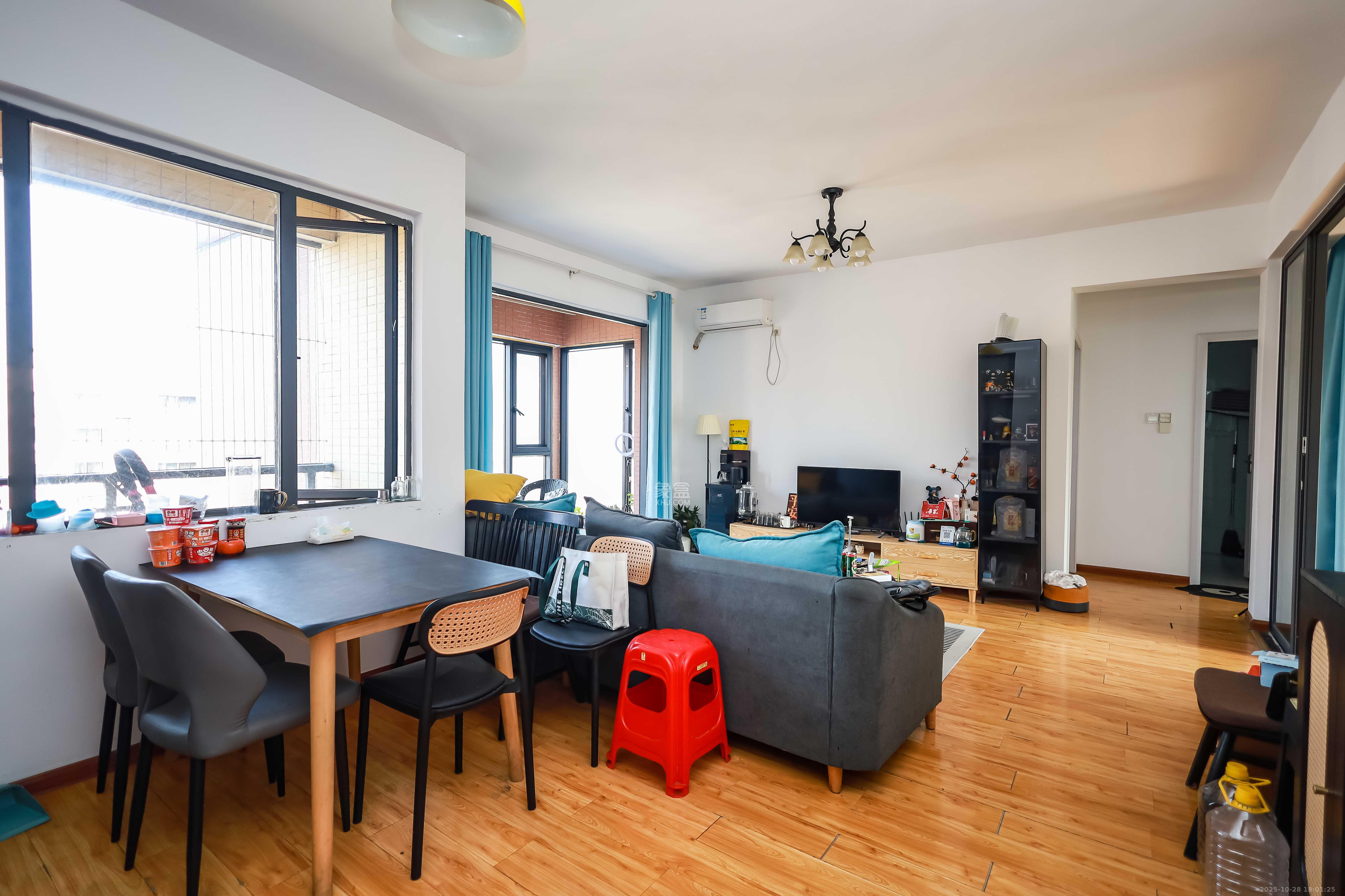 盛世耀凯  3室2厅1卫    86.0万客厅