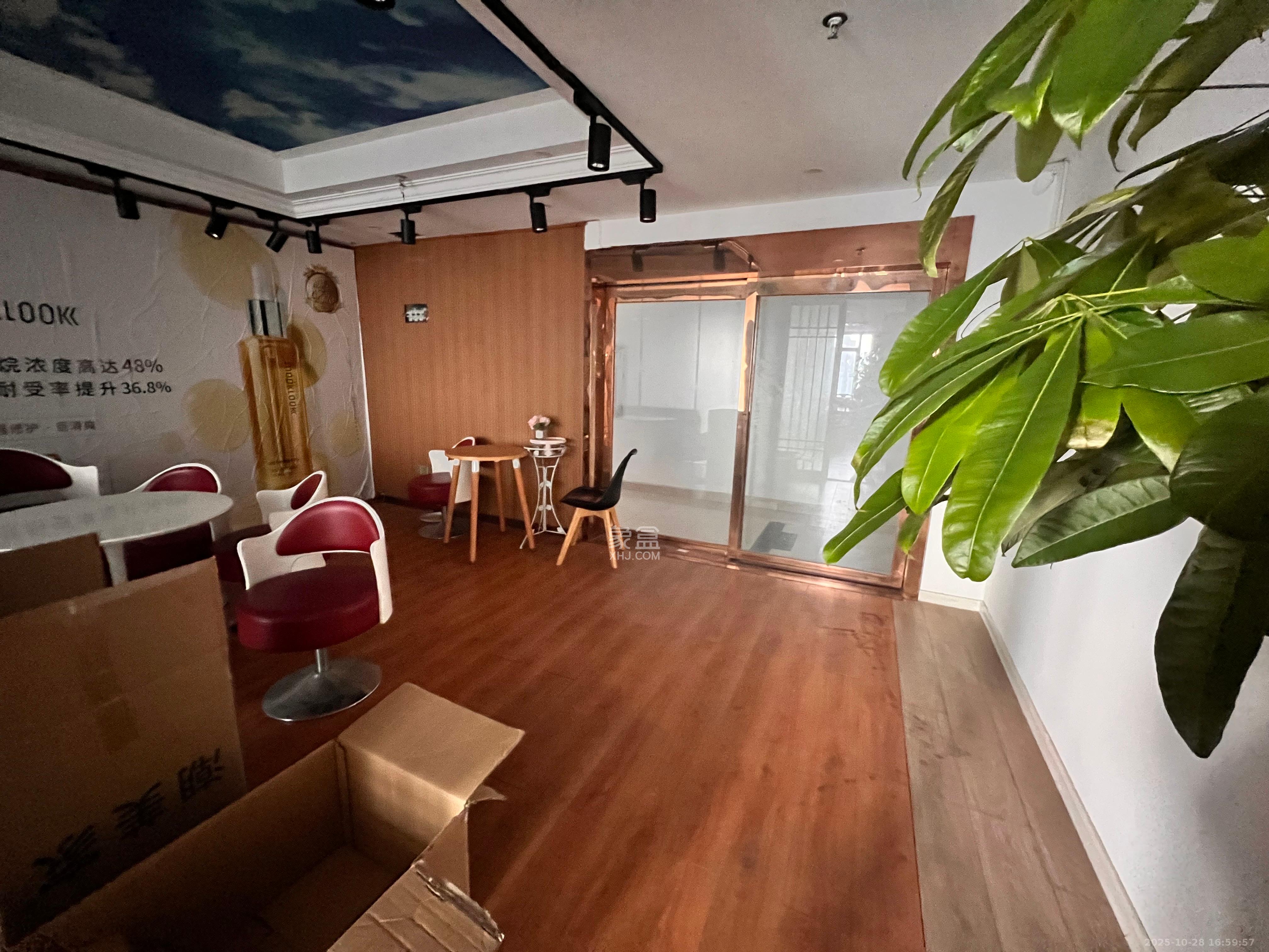 长房中庭国际(东郡华蓉广场)  3室1厅2卫    6000.0元/月 长房中庭国际(东郡华蓉广场)  3室1厅2卫    6000.0元/月室内图