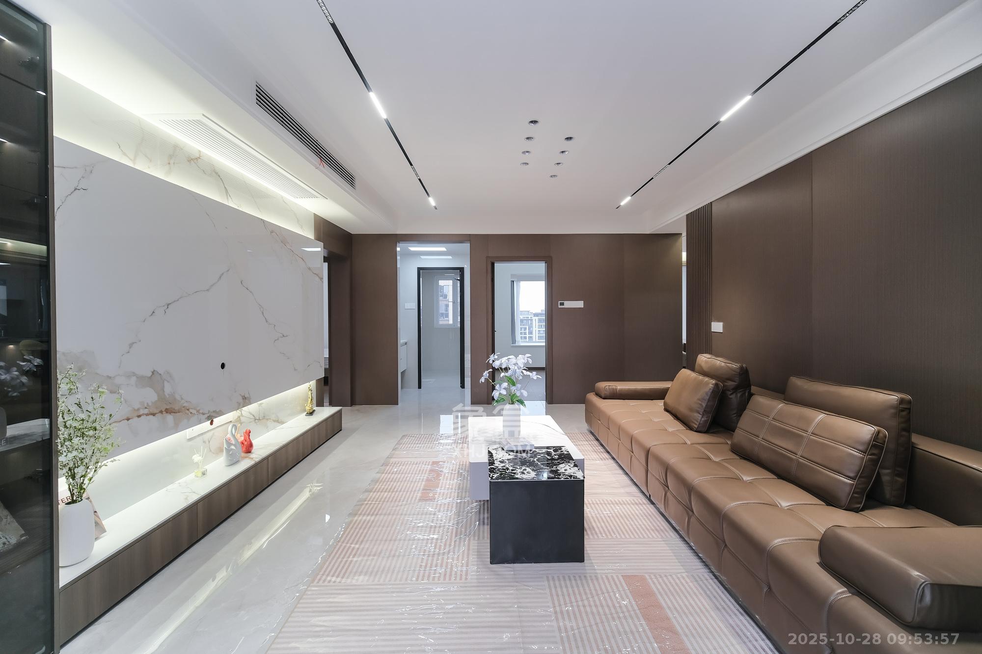 荣盛花语城  4室2厅2卫    99.0万客厅