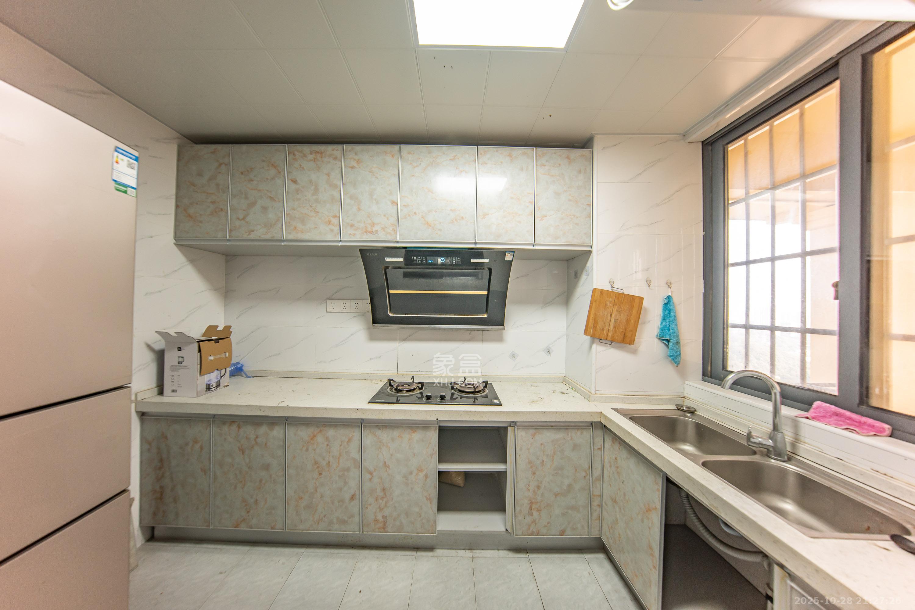 九龙领仕汇 3室2厅2卫 43.8万 九龙领仕汇 3室2厅2卫 43.8万厨房