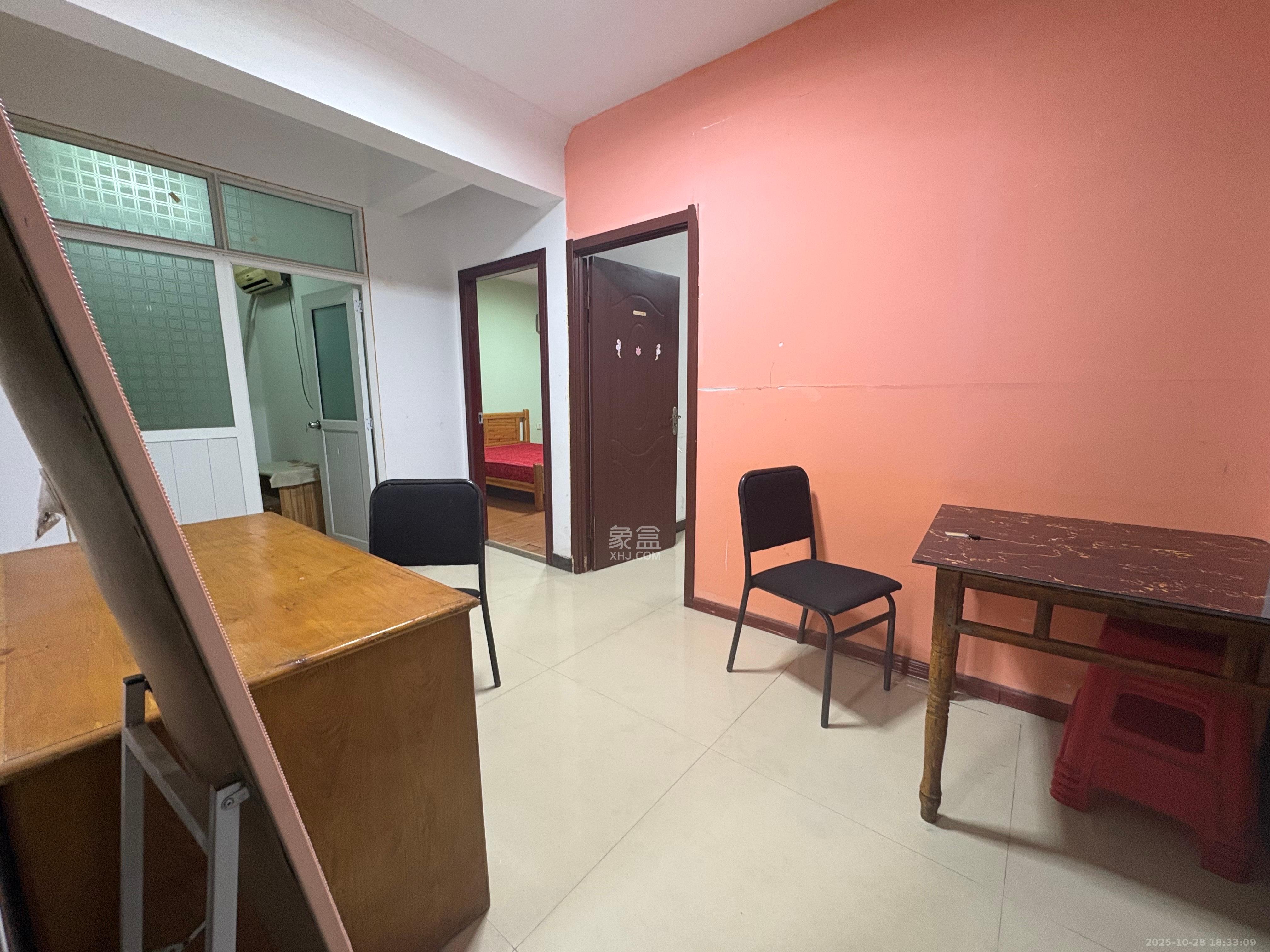 鸿基橄榄君庭  4室2厅1卫    2500.0元/月