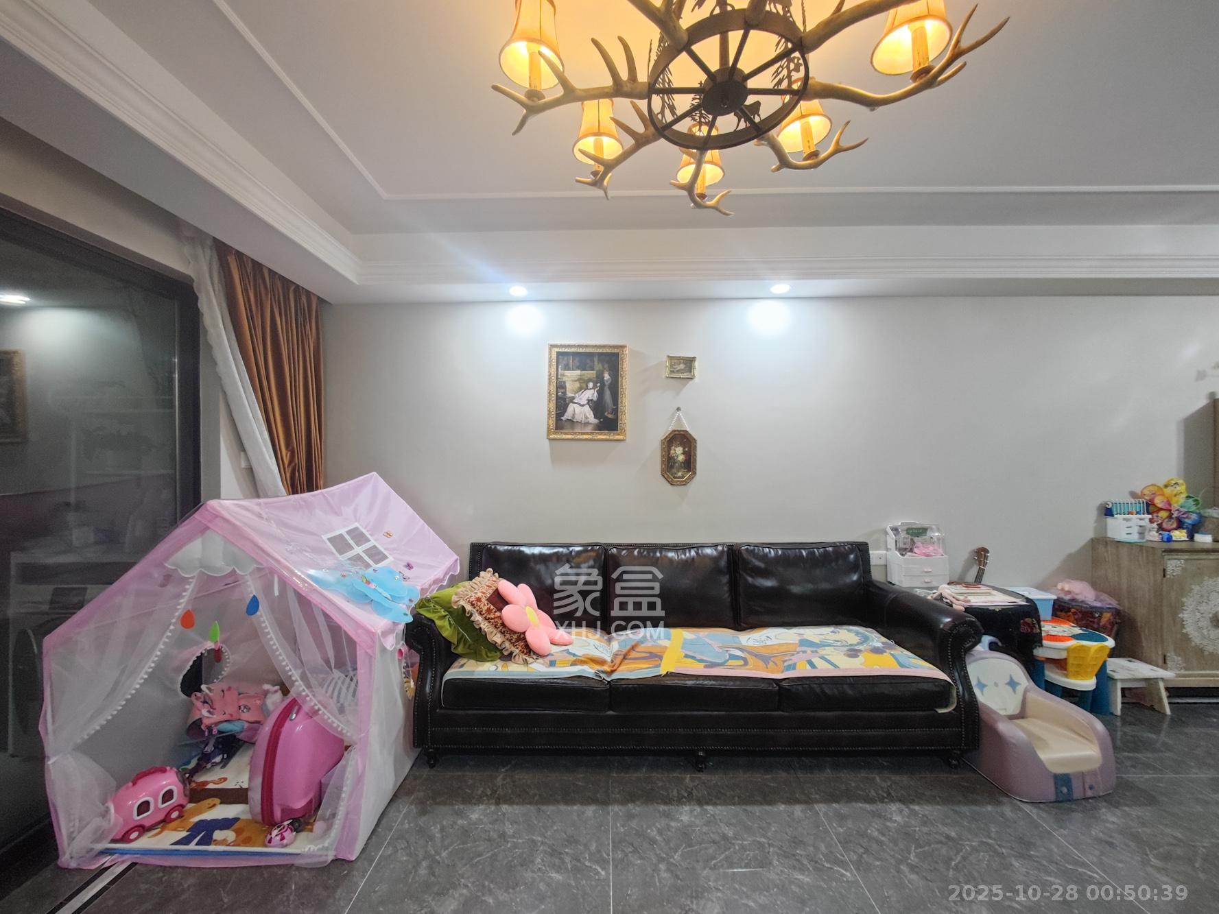 中海珑悦府 4室2厅2卫 130.0万 中海珑悦府 4室2厅2卫 130.0万客厅