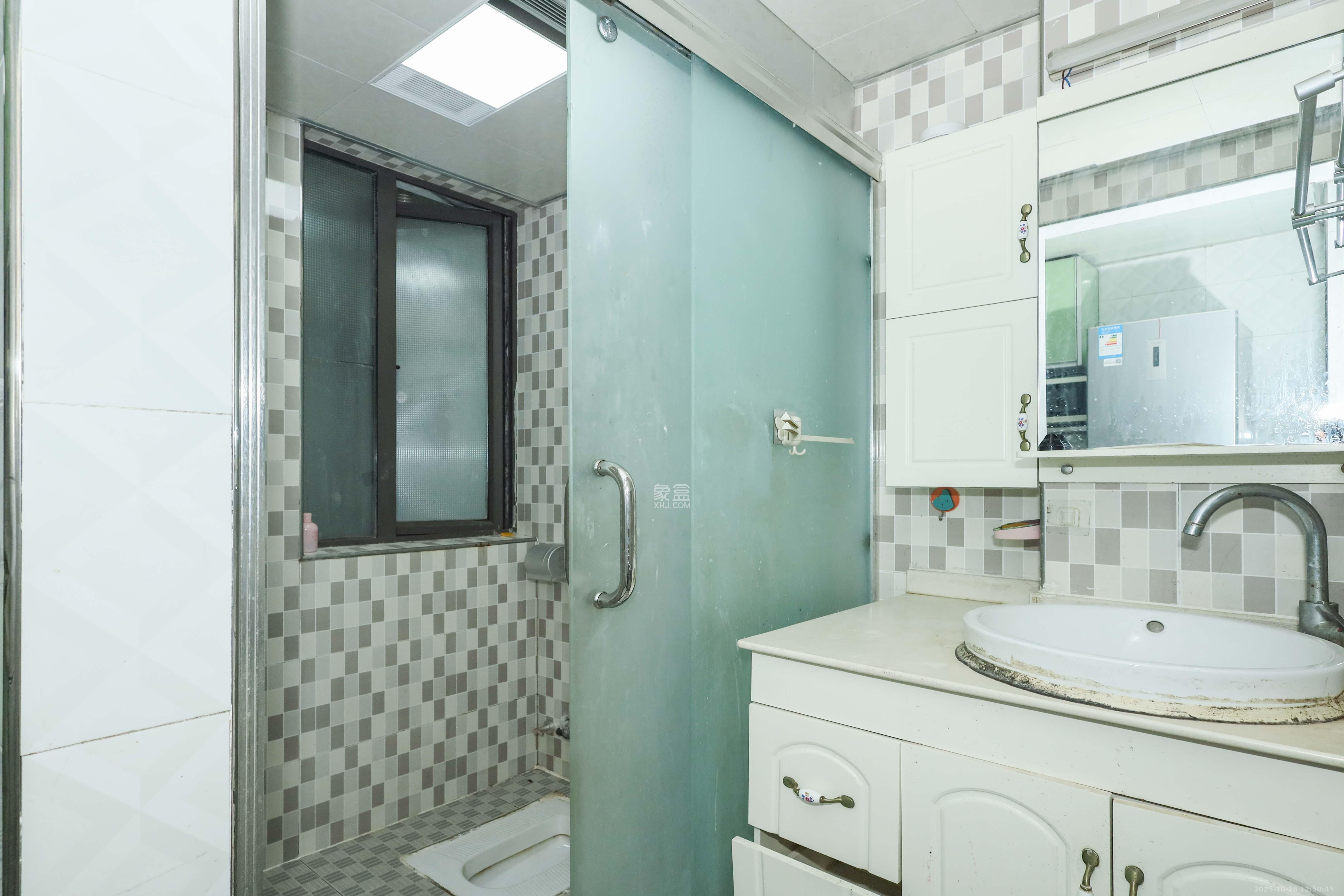 旭辉御府  1室2厅1卫    83.0万卫生间