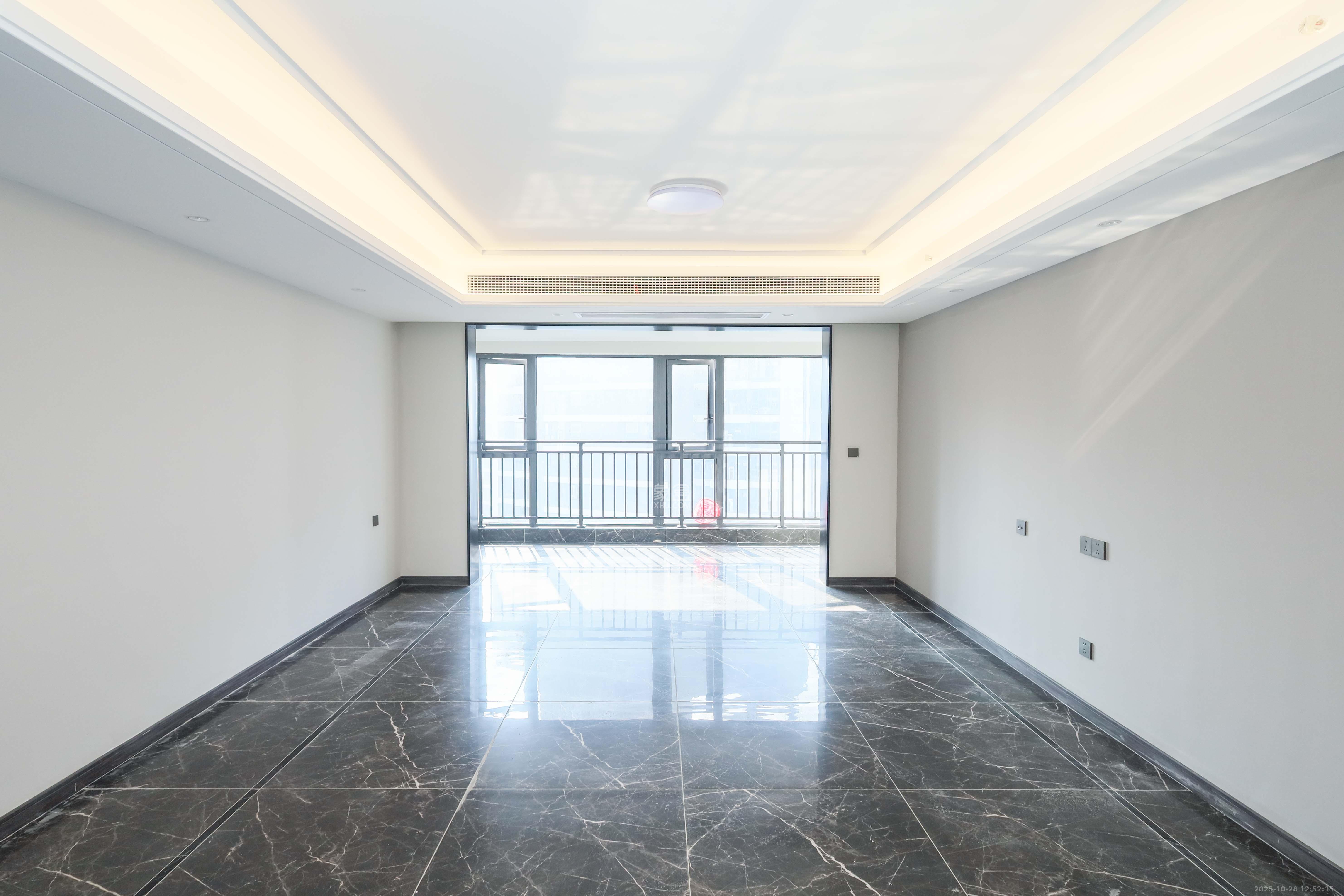 绿地麓云国际一期 5室2厅2卫 229.0万 绿地麓云国际一期 5室2厅2卫 229.0万客厅