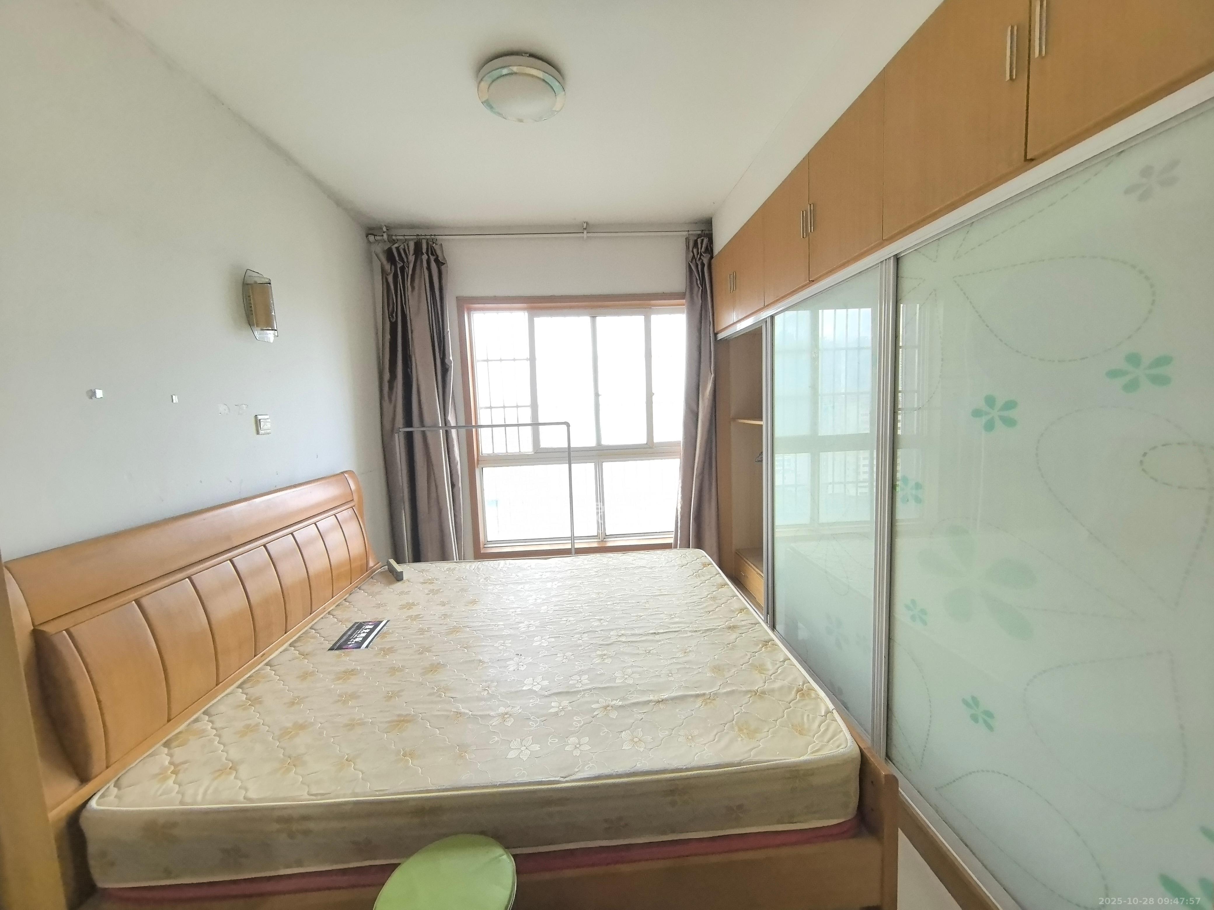 伍家岭生活广场  1室1厅1卫    1300.0元/月 伍家岭生活广场  1室1厅1卫    1300.0元/月室内图