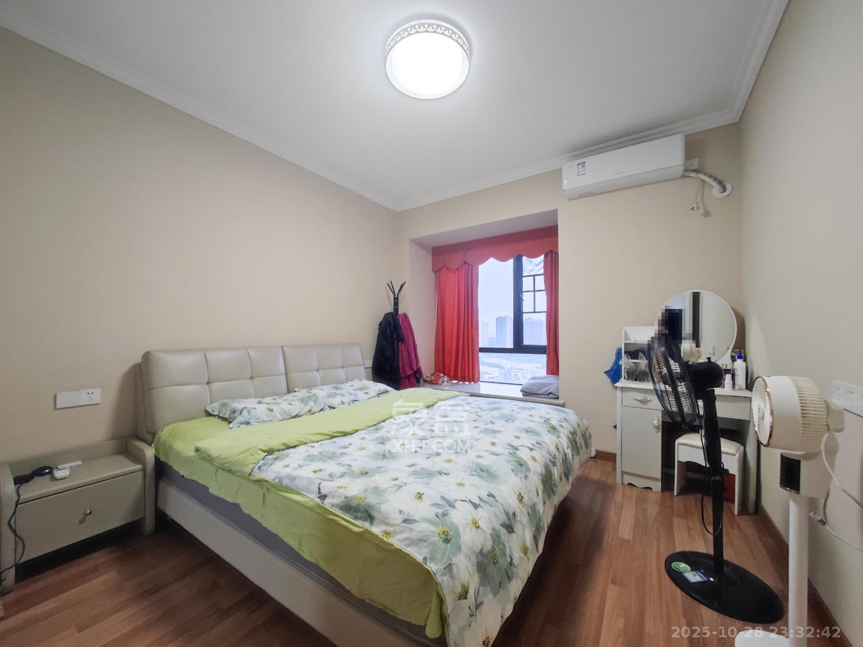 汇金城/嘉华城（二期、三期）  4室2厅2卫    165.0万卧室