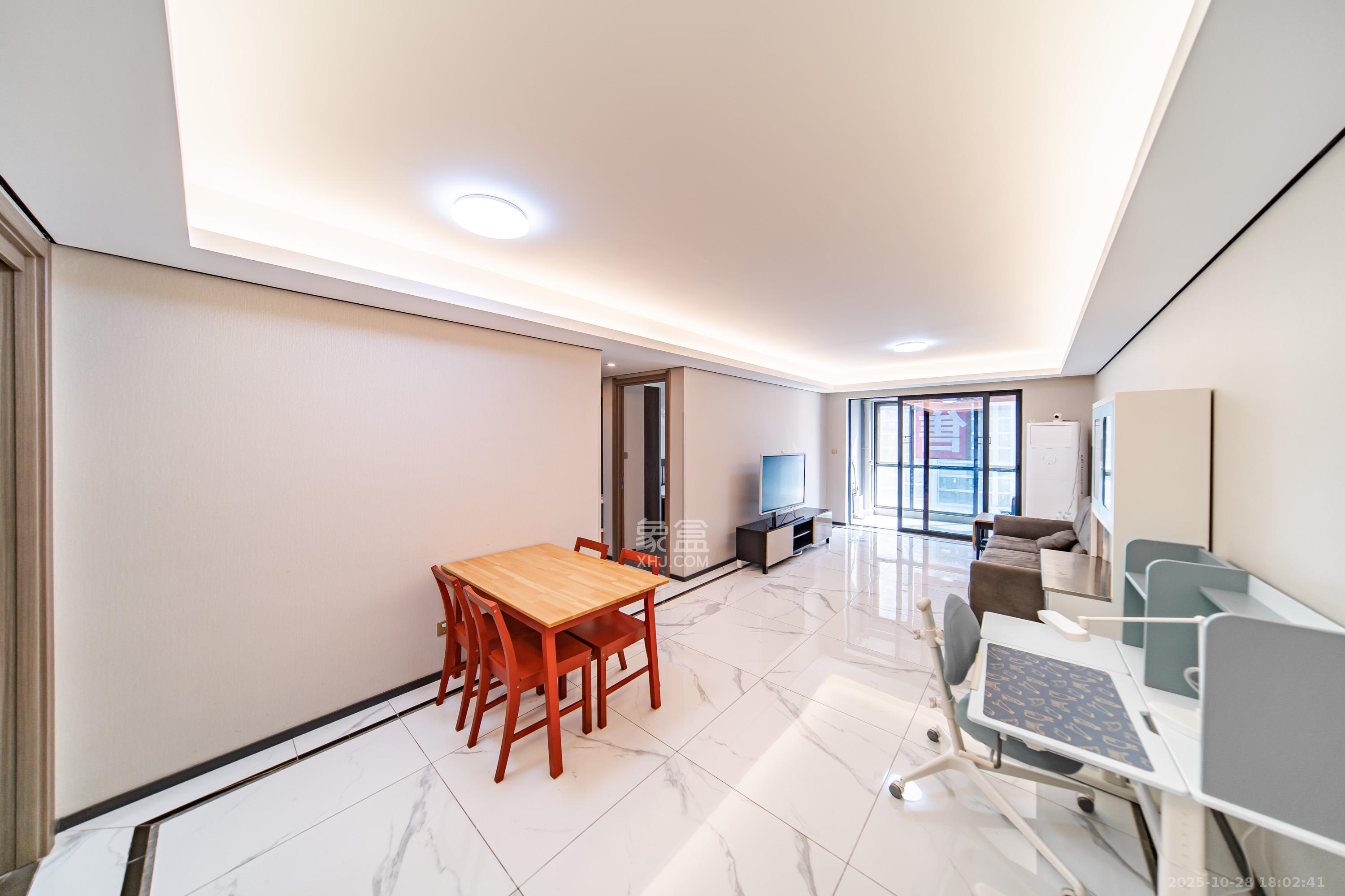 中海阅麓山二期  3室2厅2卫    143.8万 中海阅麓山二期  3室2厅2卫    143.8万客厅