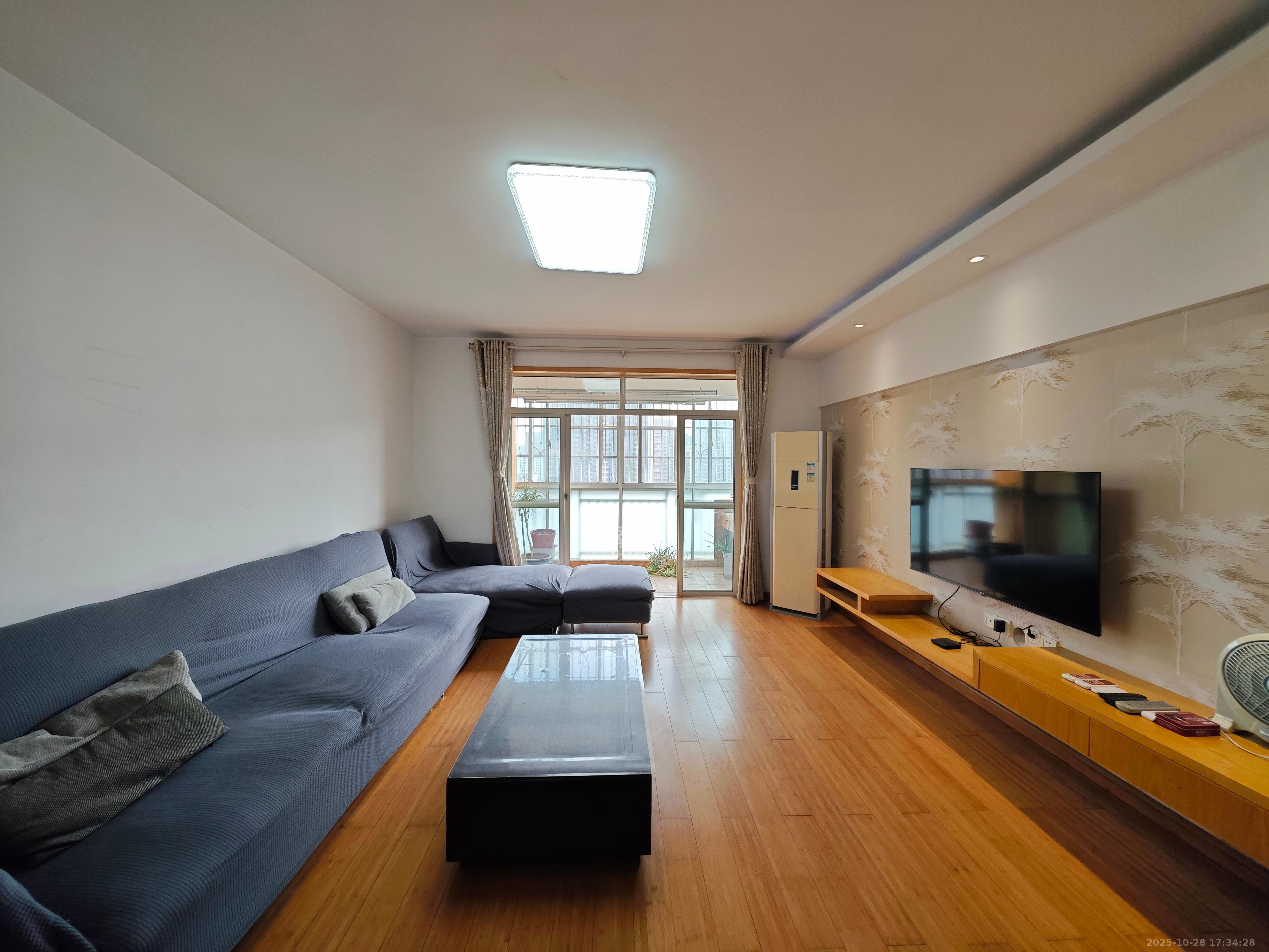 柠檬丽都  3室2厅2卫    2800.0元/月室内图1