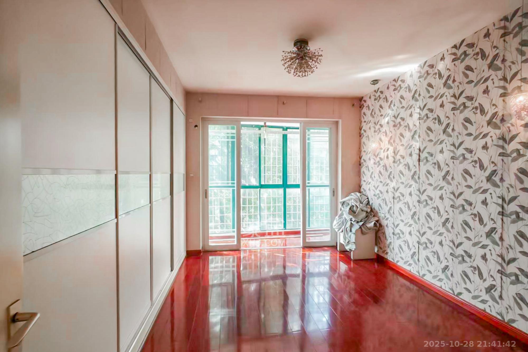 金色山庄  4室2厅2卫    142.0万 金色山庄  4室2厅2卫    142.0万卧室