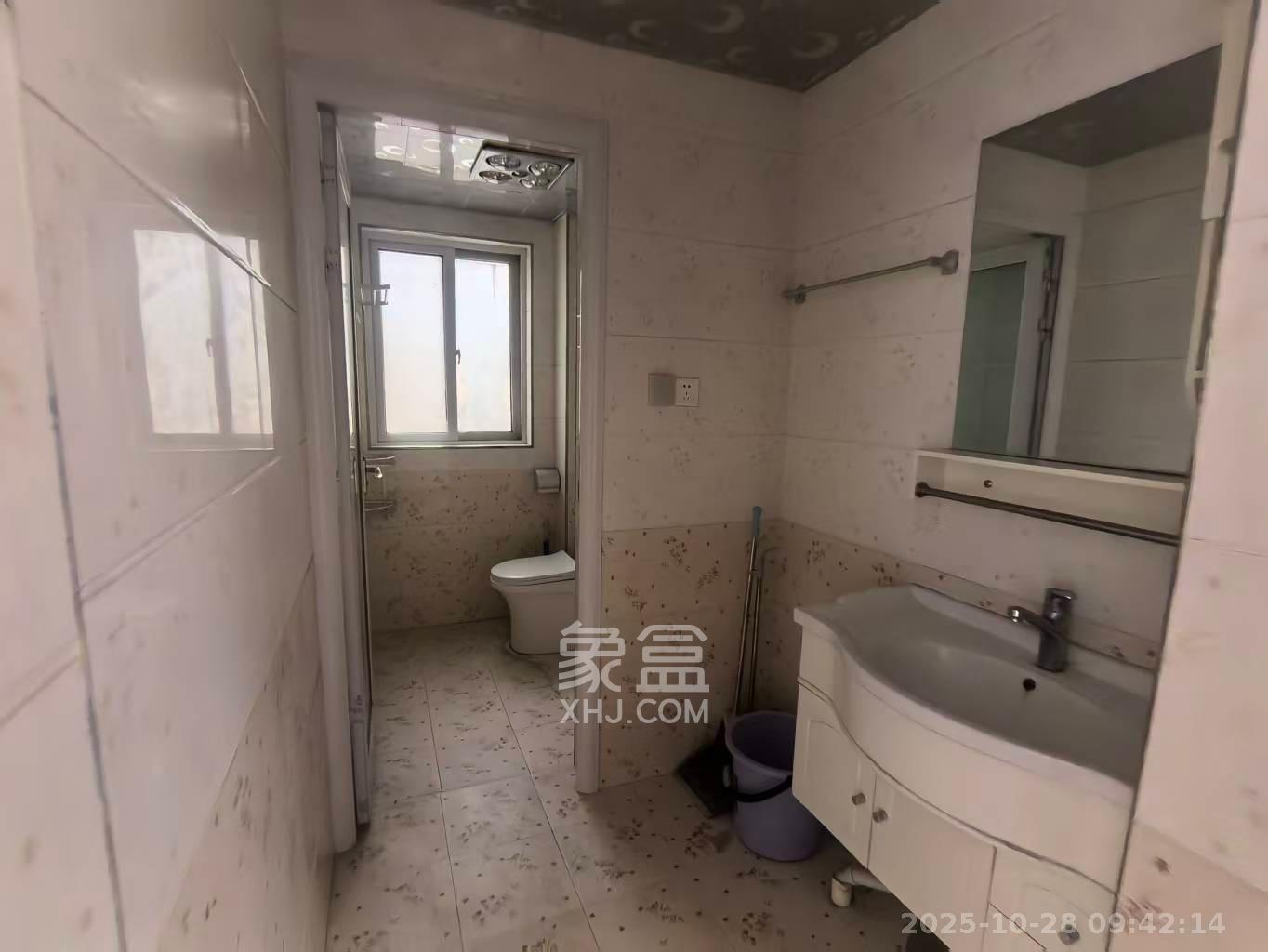 南郡雅园  4室2厅2卫    1500.0元/月室内图