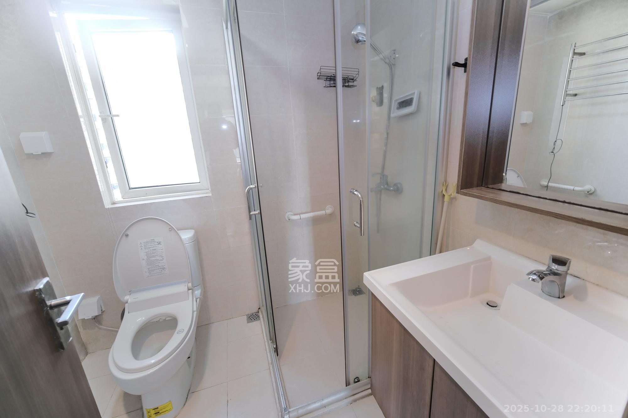 保利香槟国际  4室2厅2卫    99.6万卫生间