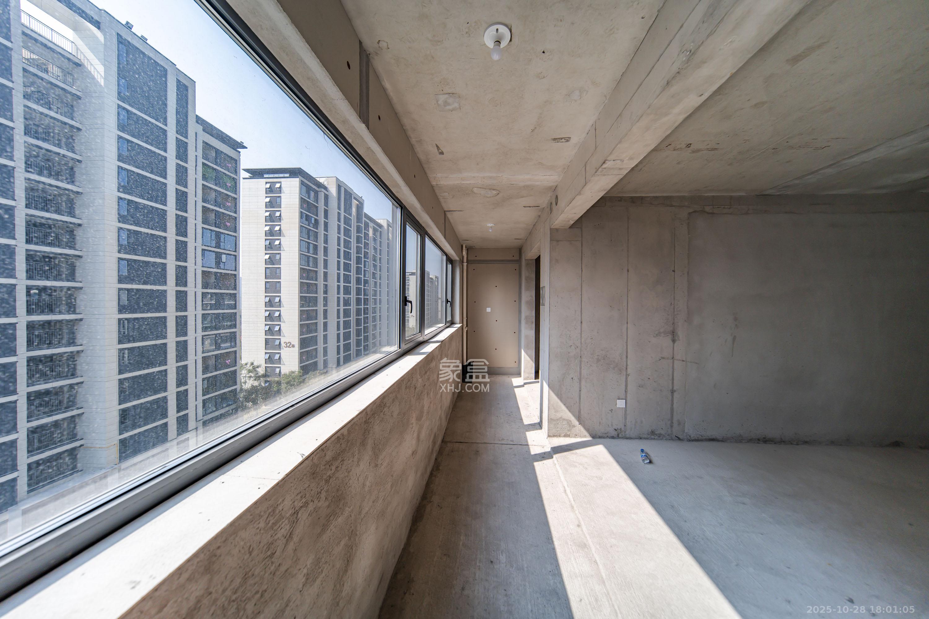 中建钰山湖  4室2厅2卫    210.0万阳台