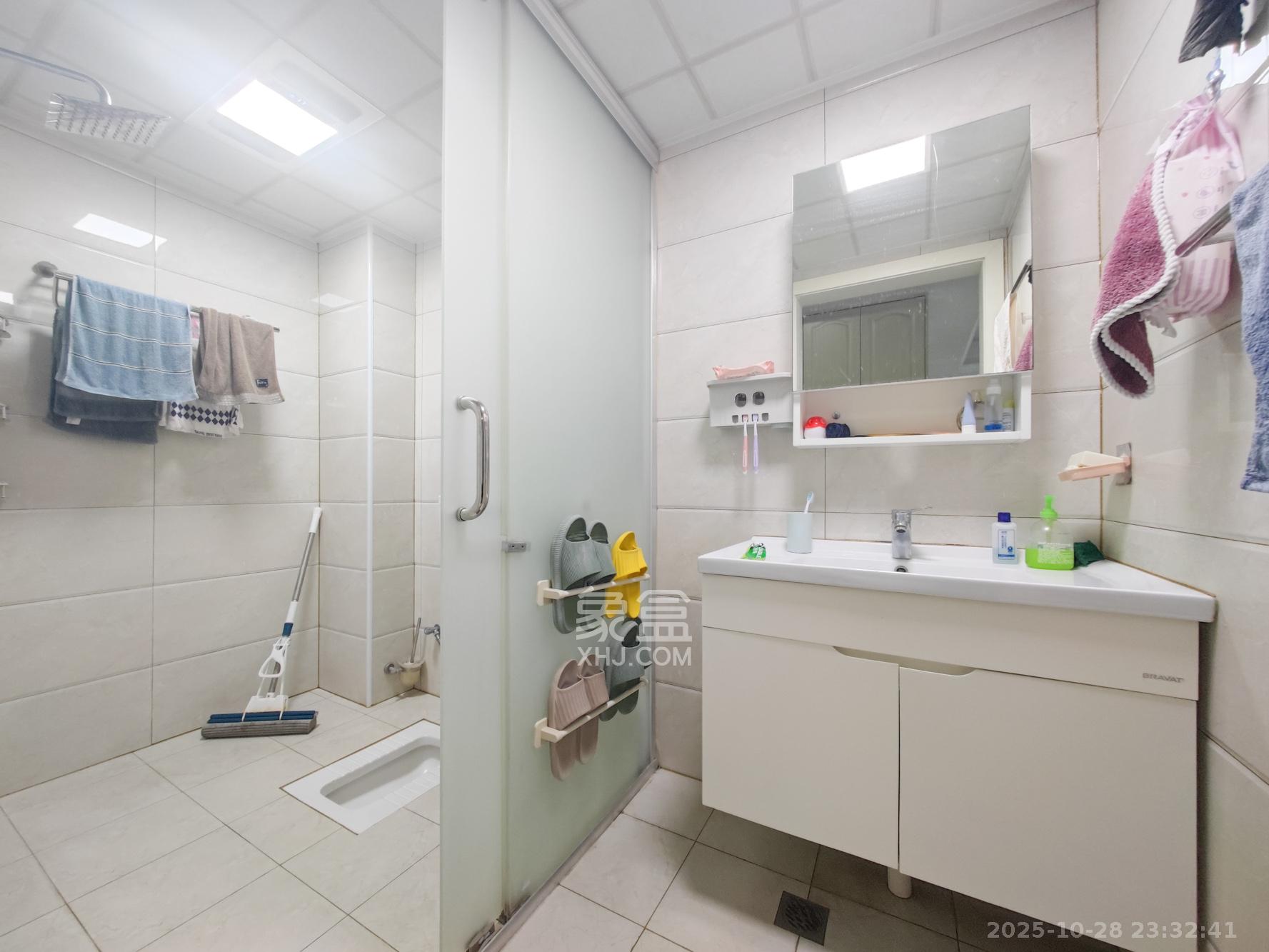 汇金城/嘉华城（二期、三期）  4室2厅2卫    165.0万卫生间