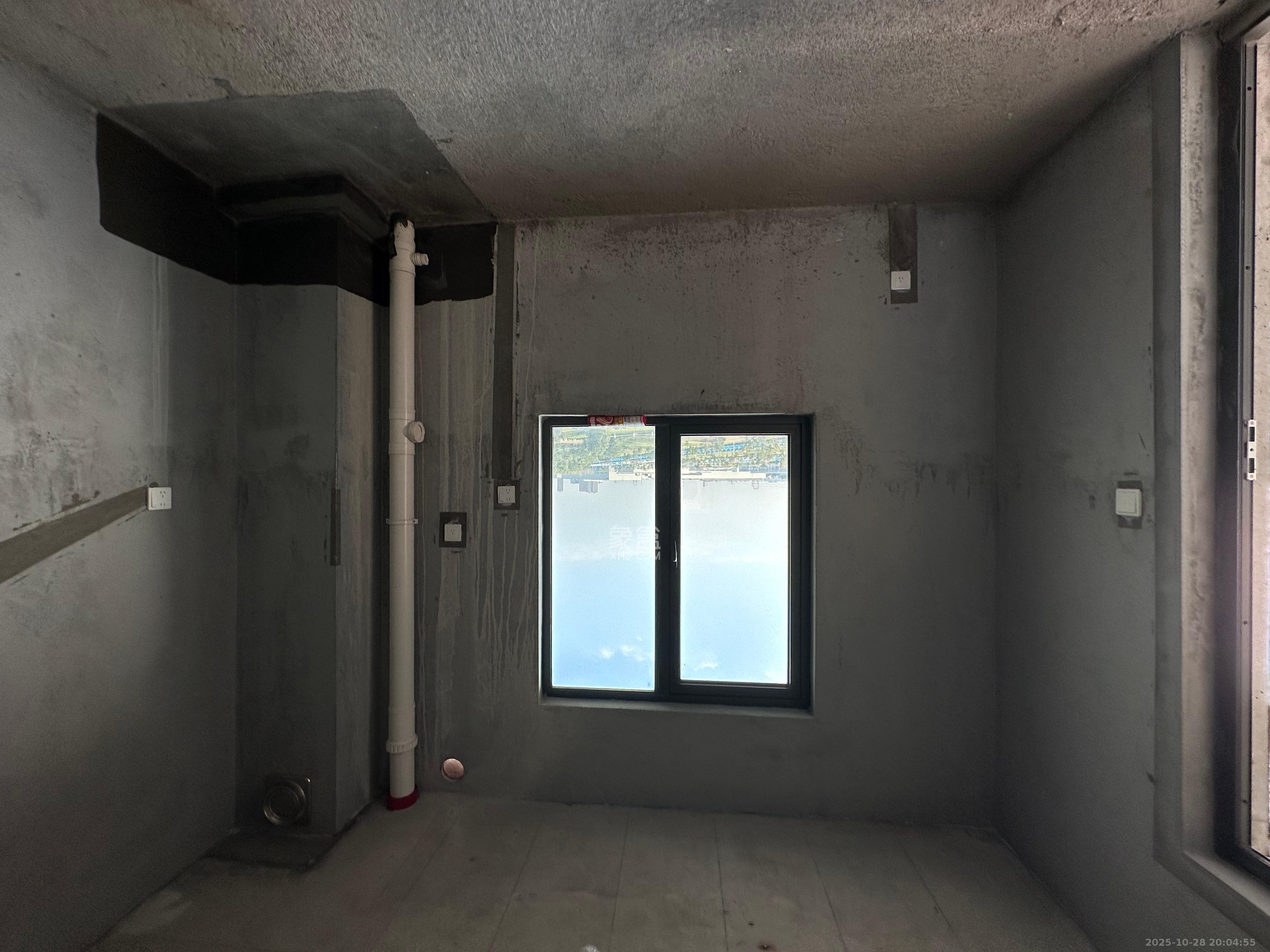 三一云湖  4室2厅2卫    99.8万厨房