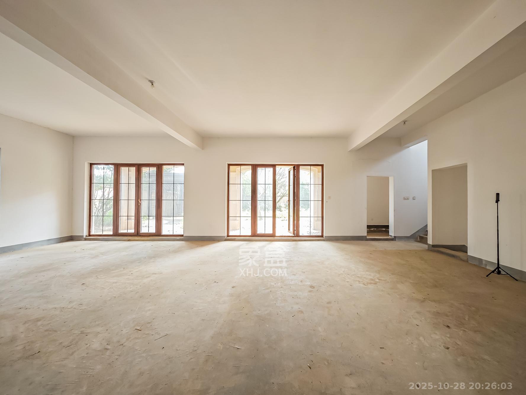 绿城青竹园  5室3厅4卫    1800.0万 绿城青竹园  5室3厅4卫    1800.0万卧室