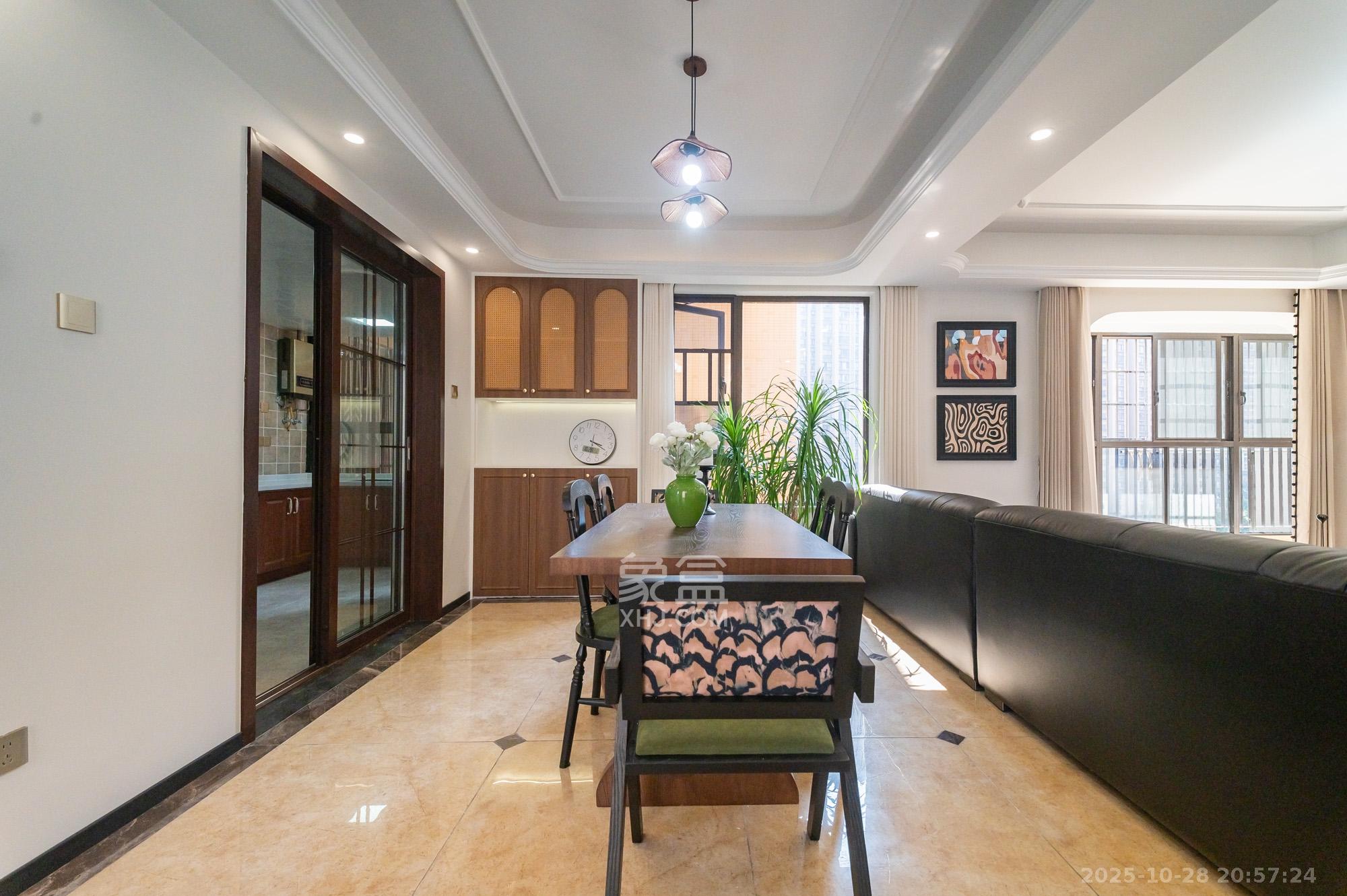 华润凤凰城三期 4室2厅2卫 125.8万 华润凤凰城三期 4室2厅2卫 125.8万客厅