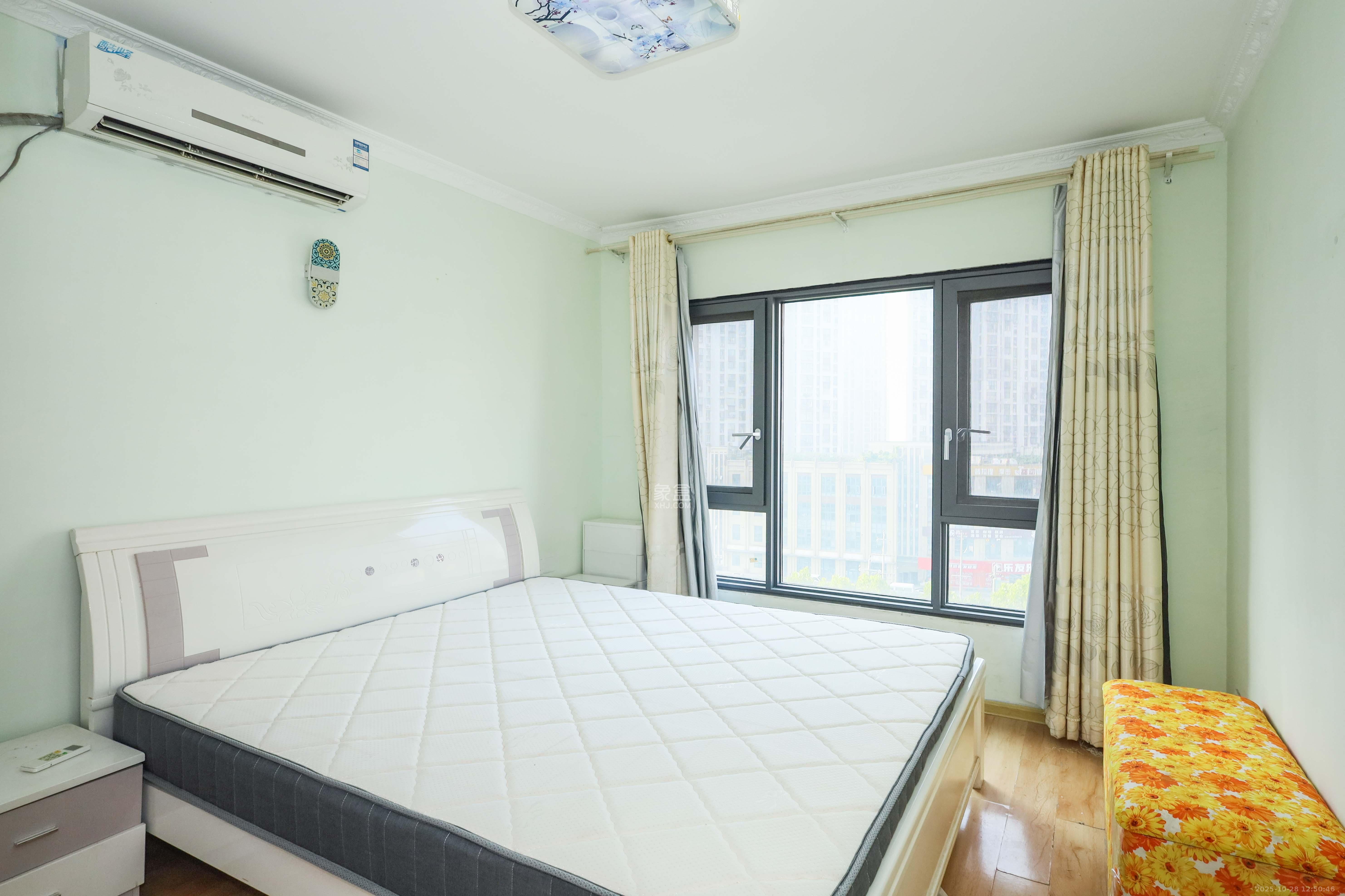 旭辉御府  1室2厅1卫    83.0万卧室