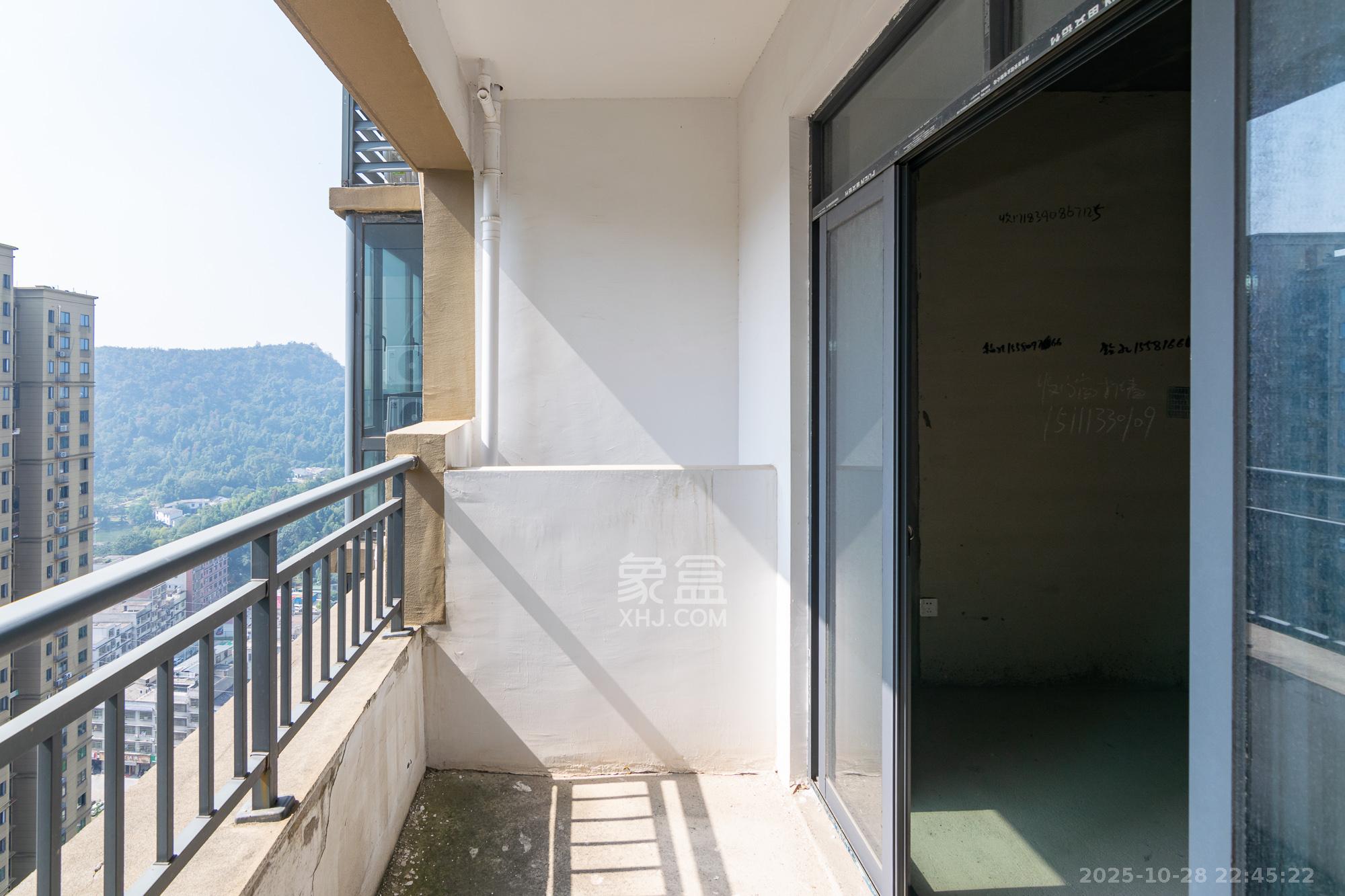 澳海月亮湾  3室2厅2卫    72.0万阳台