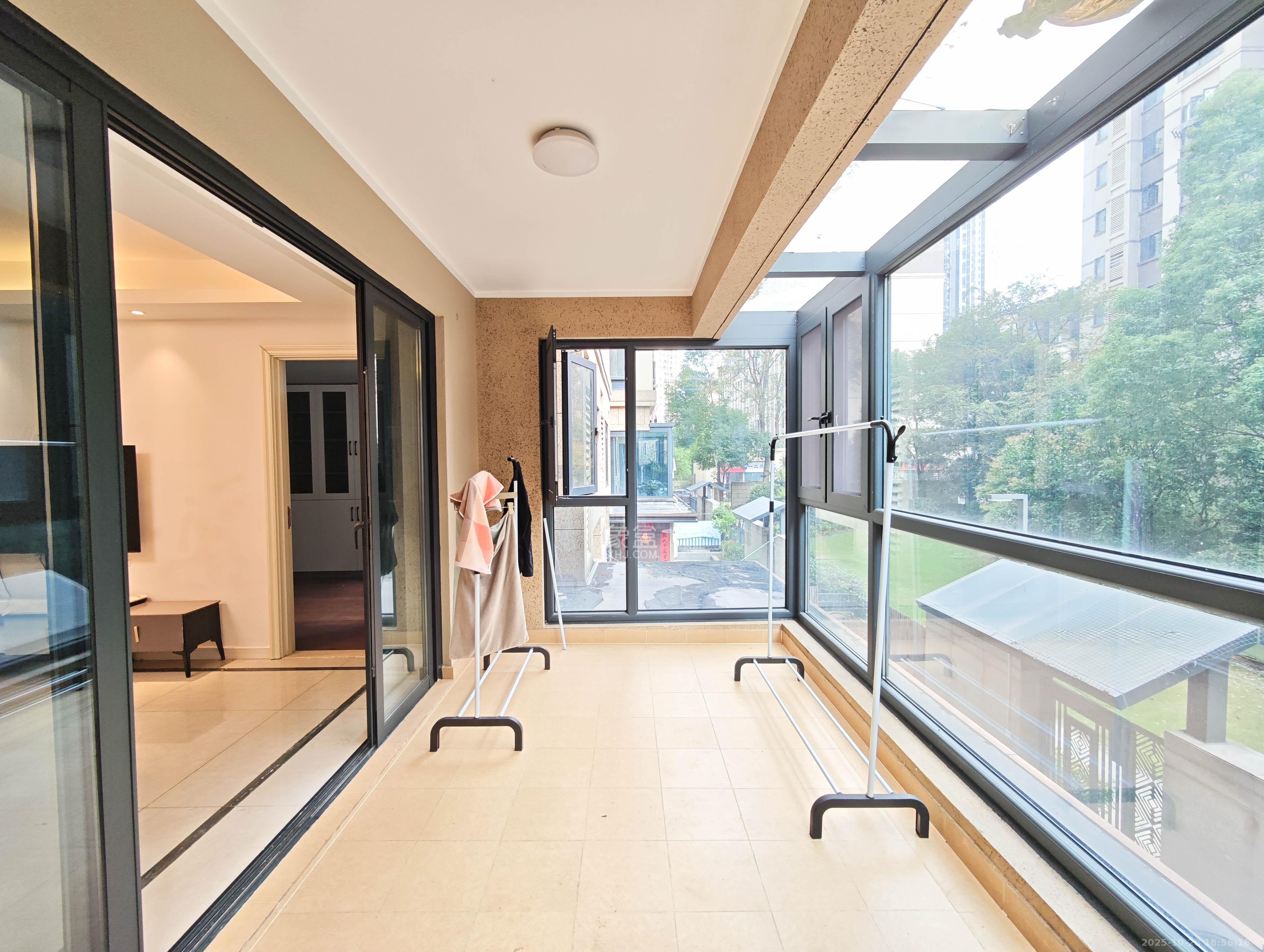 万科魅力之城观澜里  4室2厅1卫    205.0万阳台