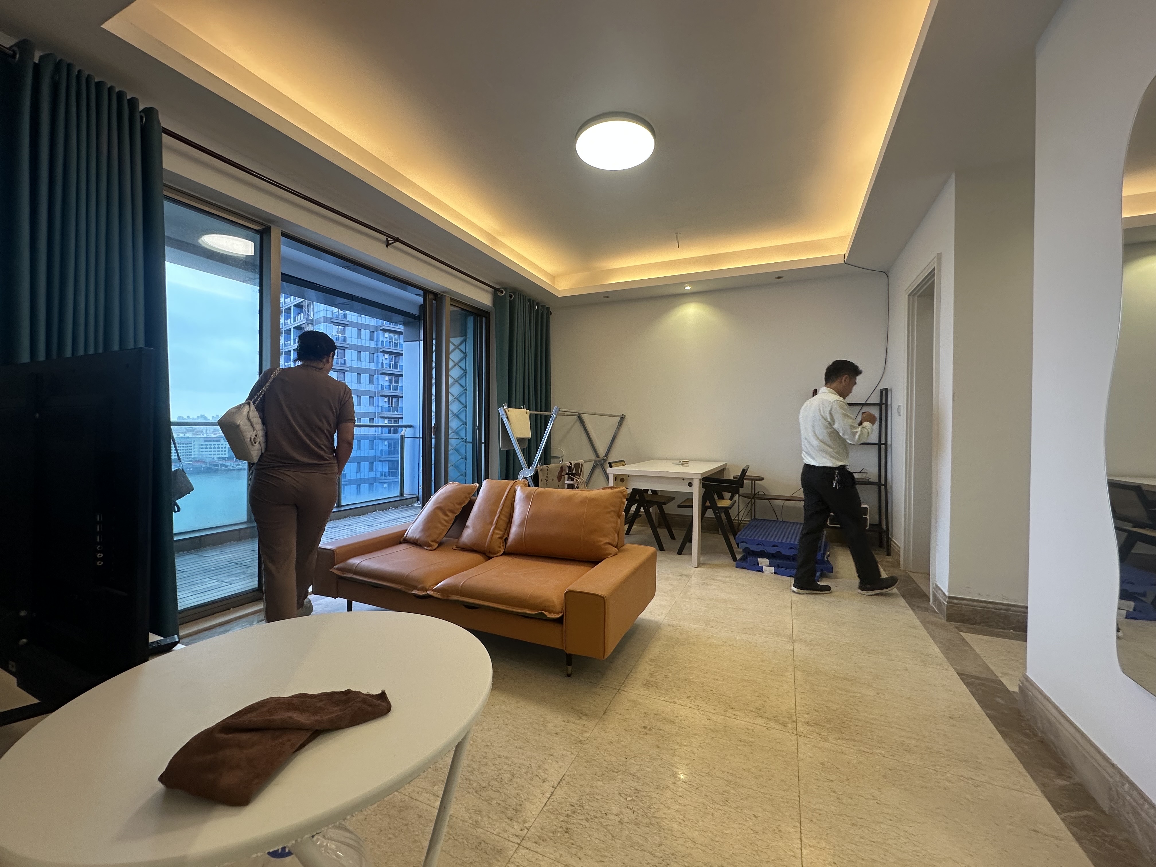 外滩中心  1室2厅1卫    168.0万 外滩中心  1室2厅1卫    168.0万客厅