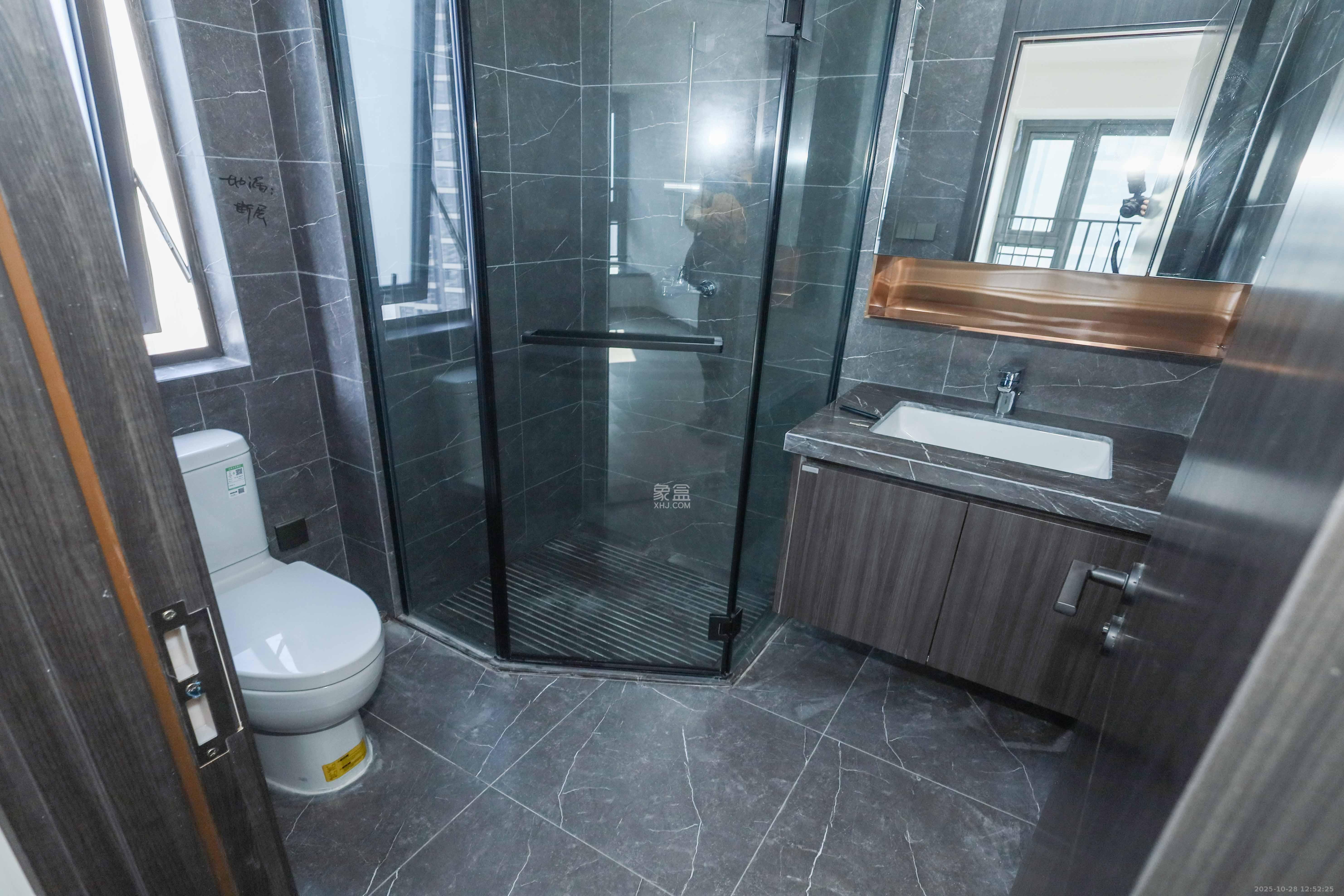 绿地麓云国际一期 5室2厅2卫 229.0万 绿地麓云国际一期 5室2厅2卫 229.0万卫生间