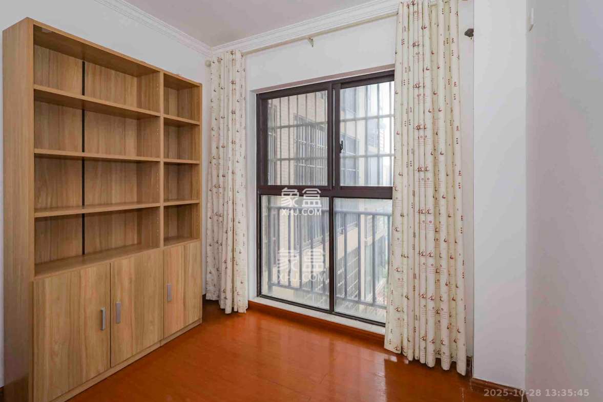 钰龙天下二期(钰龙佳园) 3室2厅2卫 2700.0元/月 钰龙天下二期(钰龙佳园) 3室2厅2卫 2700.0元/月室内图