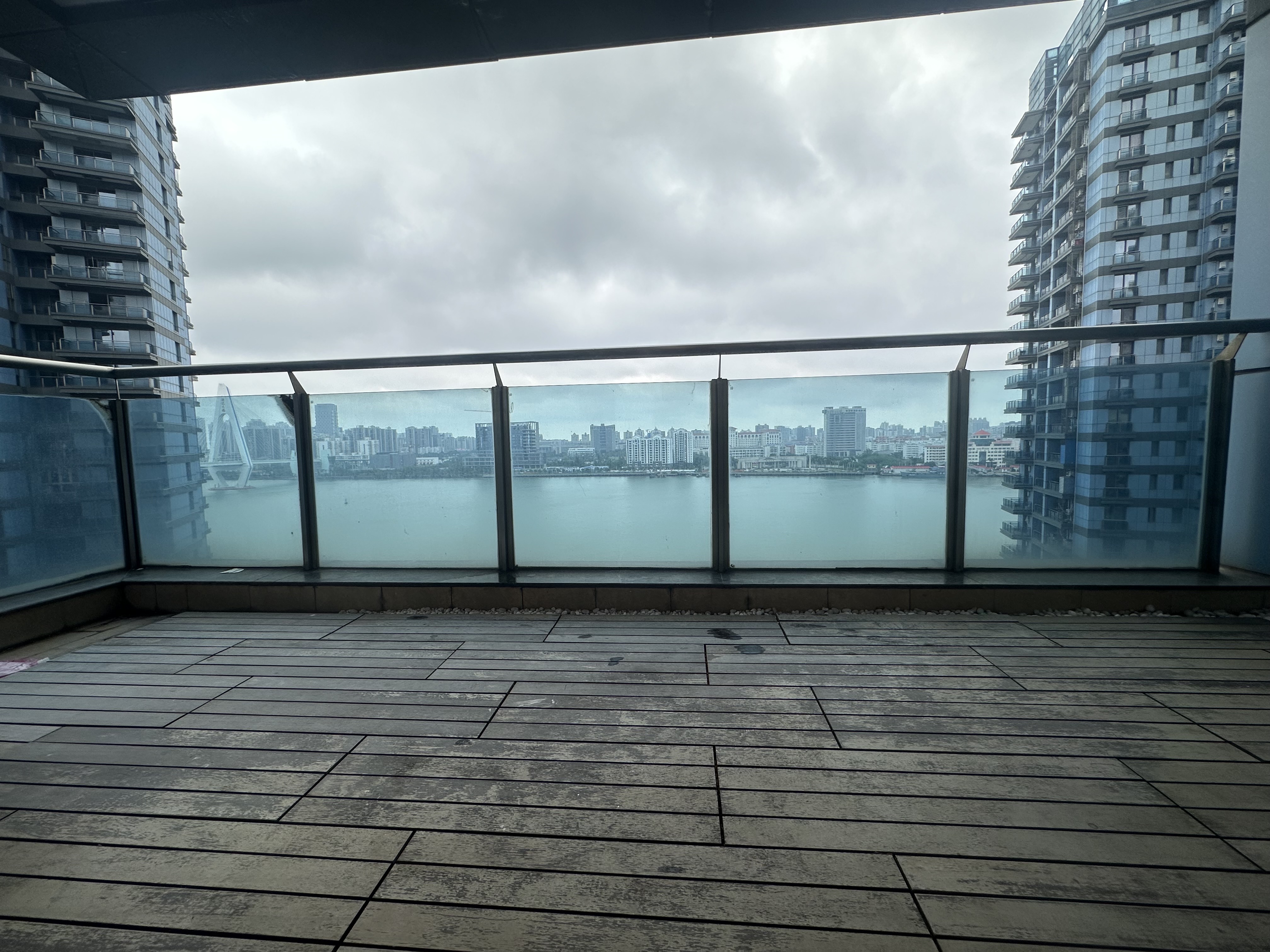 外滩中心  1室2厅1卫    168.0万 外滩中心  1室2厅1卫    168.0万客厅