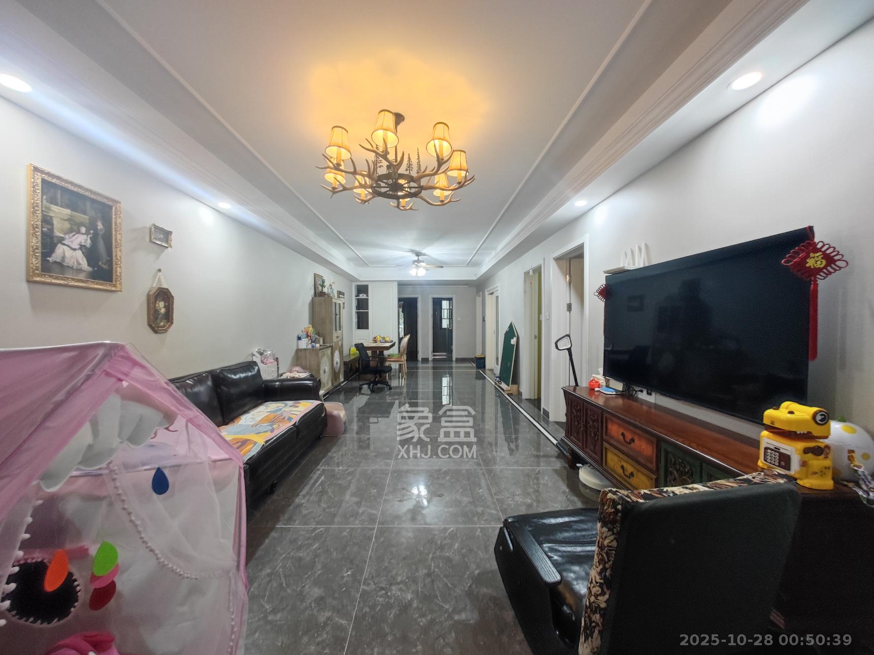 中海珑悦府 4室2厅2卫 130.0万 中海珑悦府 4室2厅2卫 130.0万客厅