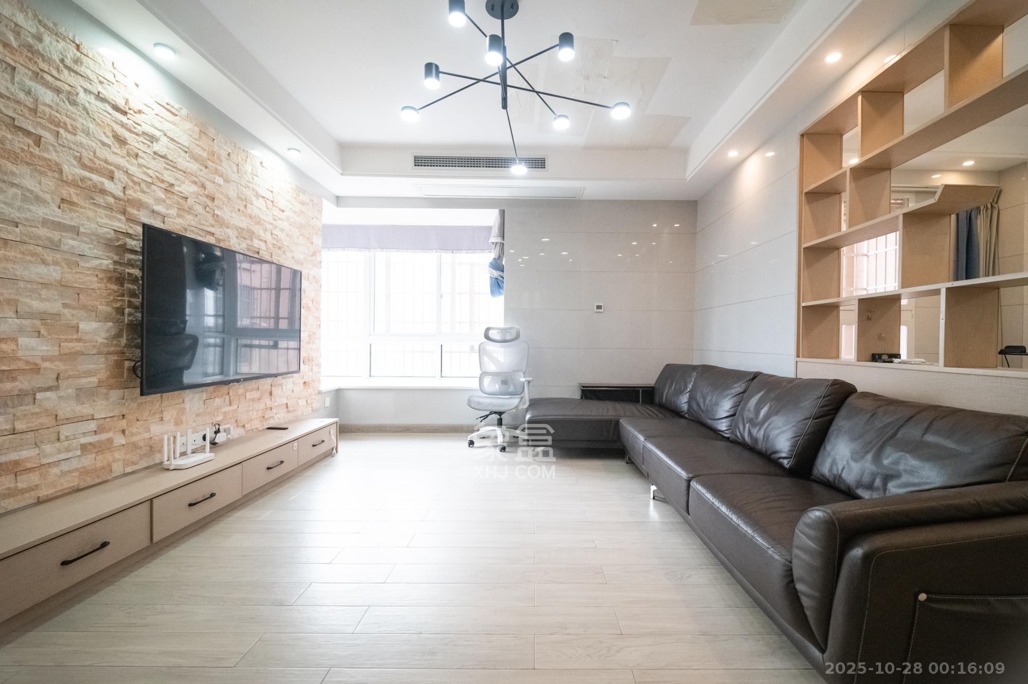 泊林晶城 3室2厅1卫 69.8万 泊林晶城 3室2厅1卫 69.8万客厅