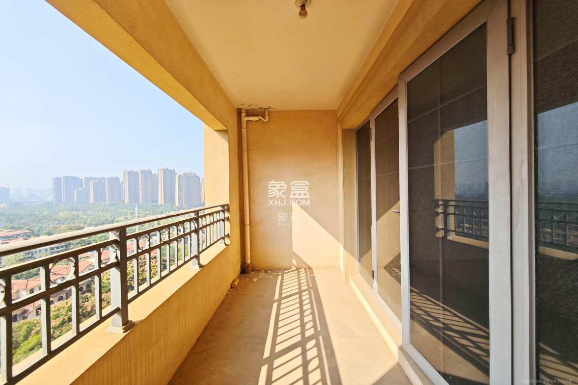 托斯卡纳洋房高层  5室2厅2卫    208.0万 托斯卡纳洋房高层  5室2厅2卫    208.0万阳台