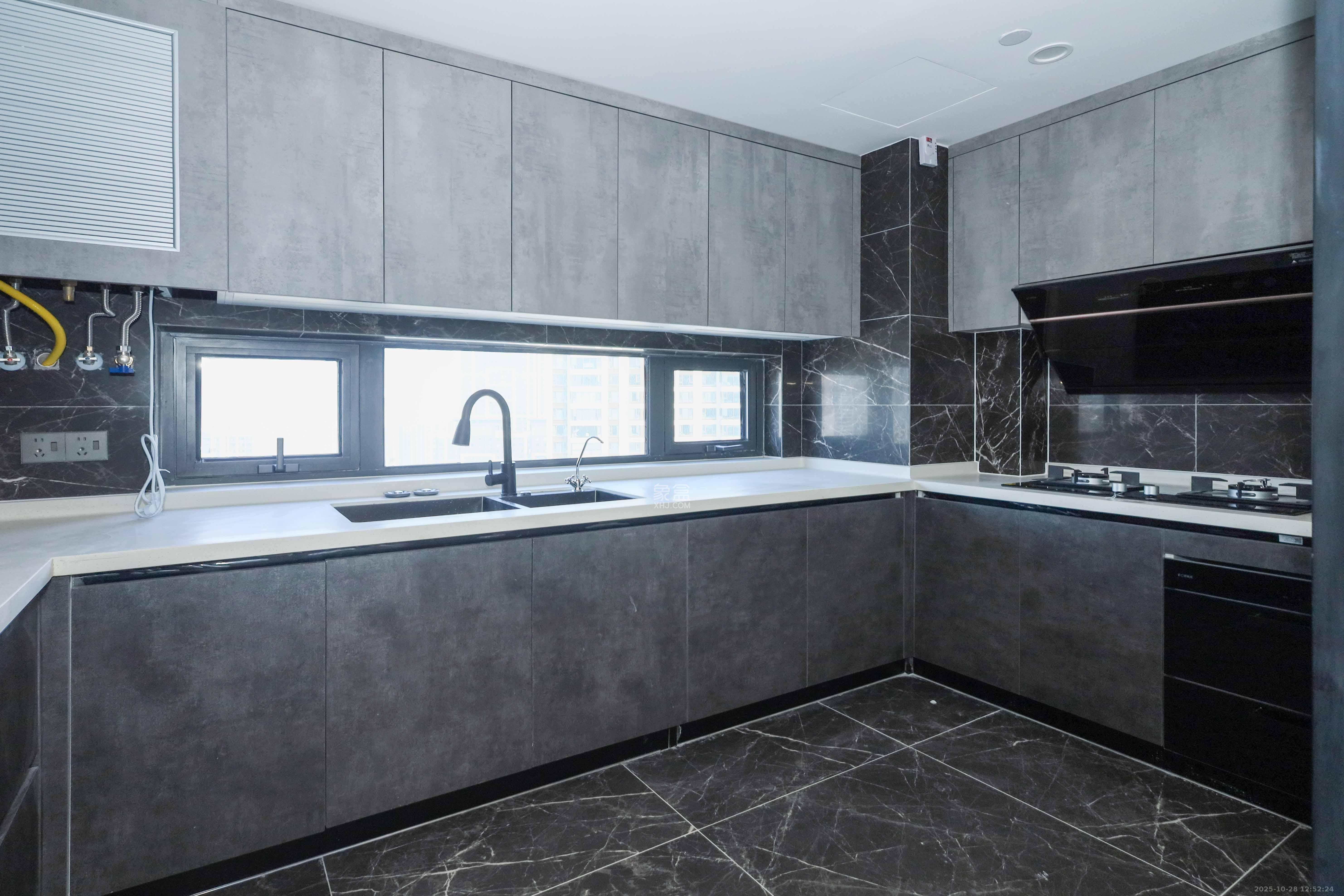 绿地麓云国际一期 5室2厅2卫 229.0万 绿地麓云国际一期 5室2厅2卫 229.0万厨房