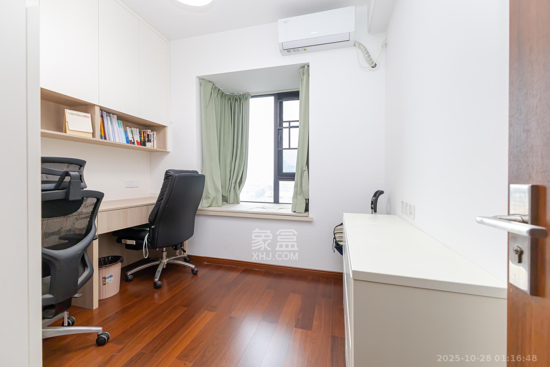 万润滨江天著  4室2厅2卫    128.0万 万润滨江天著  4室2厅2卫    128.0万卧室