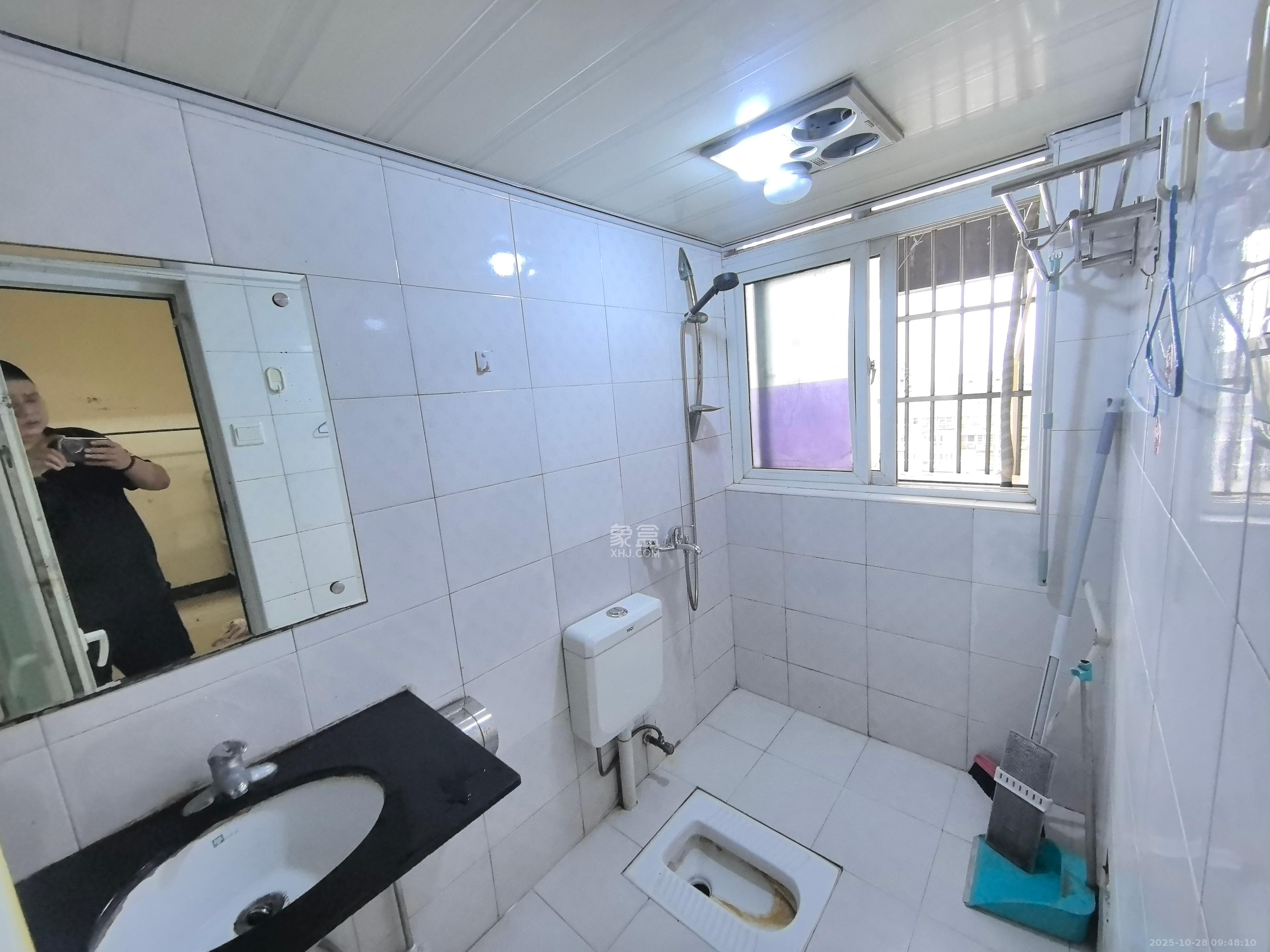 伍家岭生活广场  1室1厅1卫    1300.0元/月 伍家岭生活广场  1室1厅1卫    1300.0元/月室内图