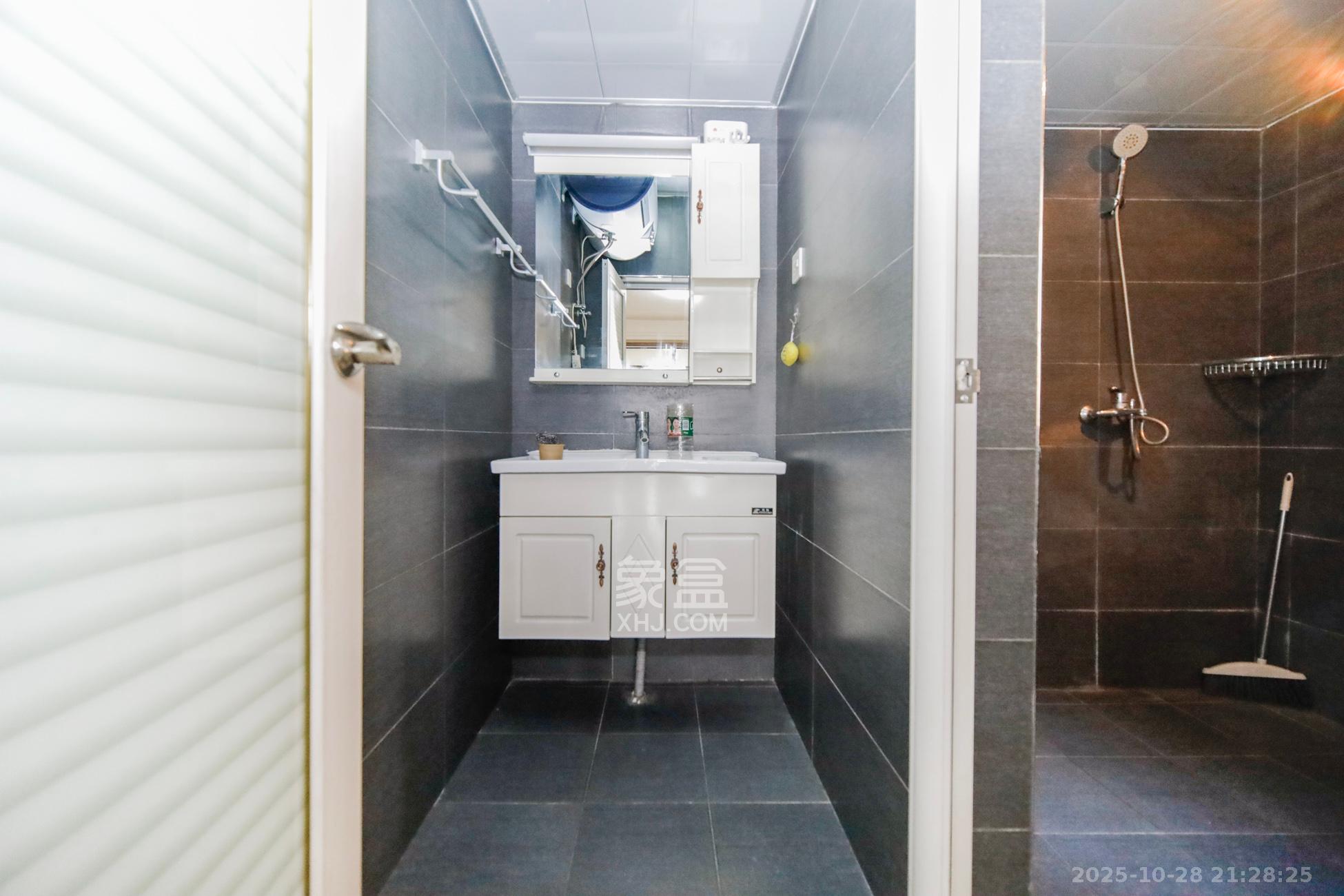 香樟鑫都  3室2厅2卫    136.0万卫生间