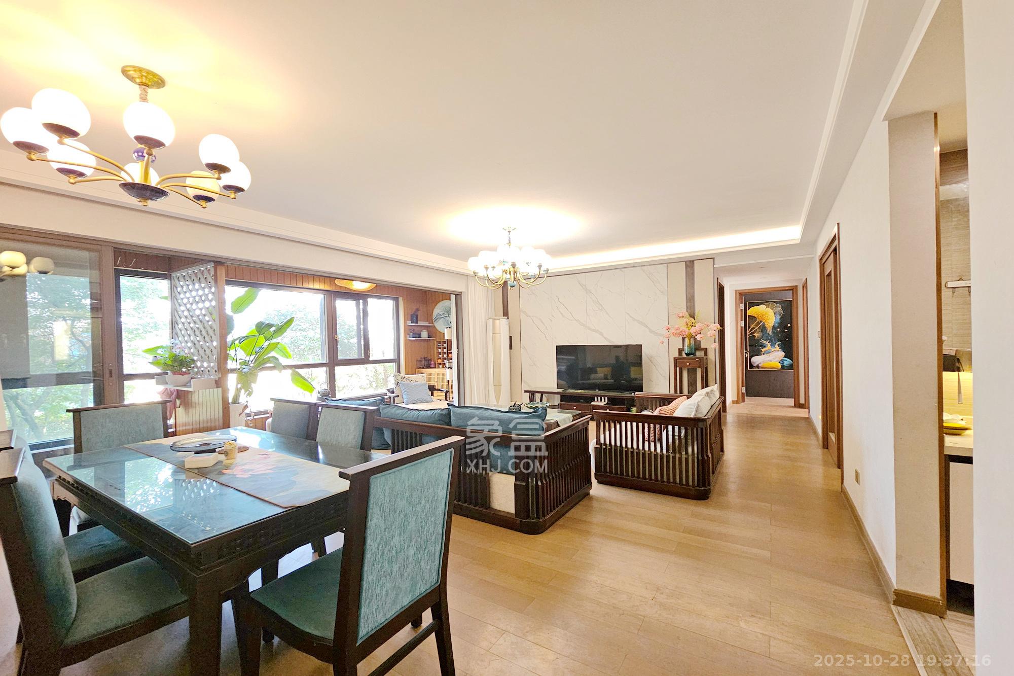 阳光城尚东湾蜜桃园 4室2厅2卫 138.8万 阳光城尚东湾蜜桃园 4室2厅2卫 138.8万客厅