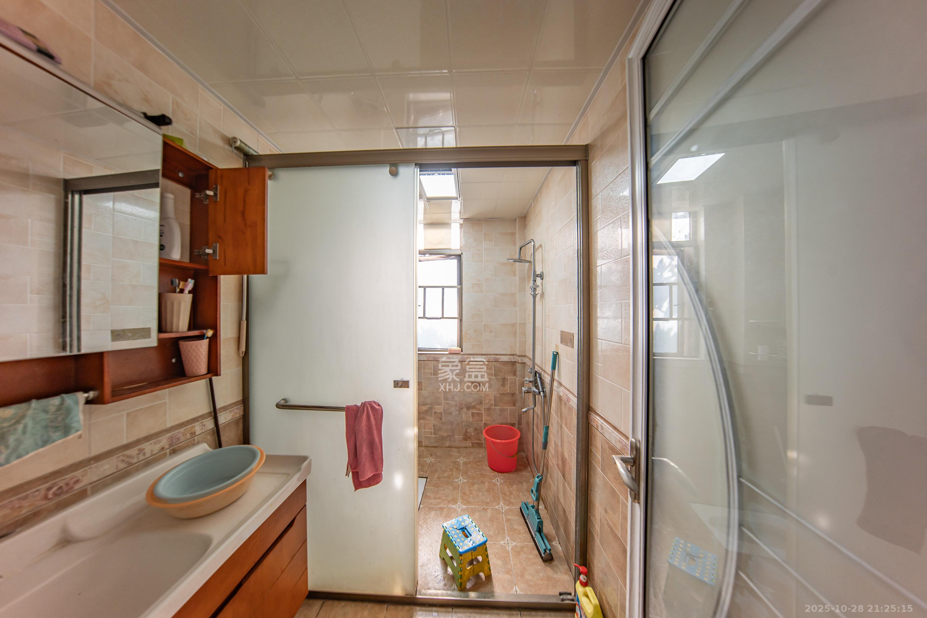 米兰春天  4室2厅2卫    103.0万卫生间