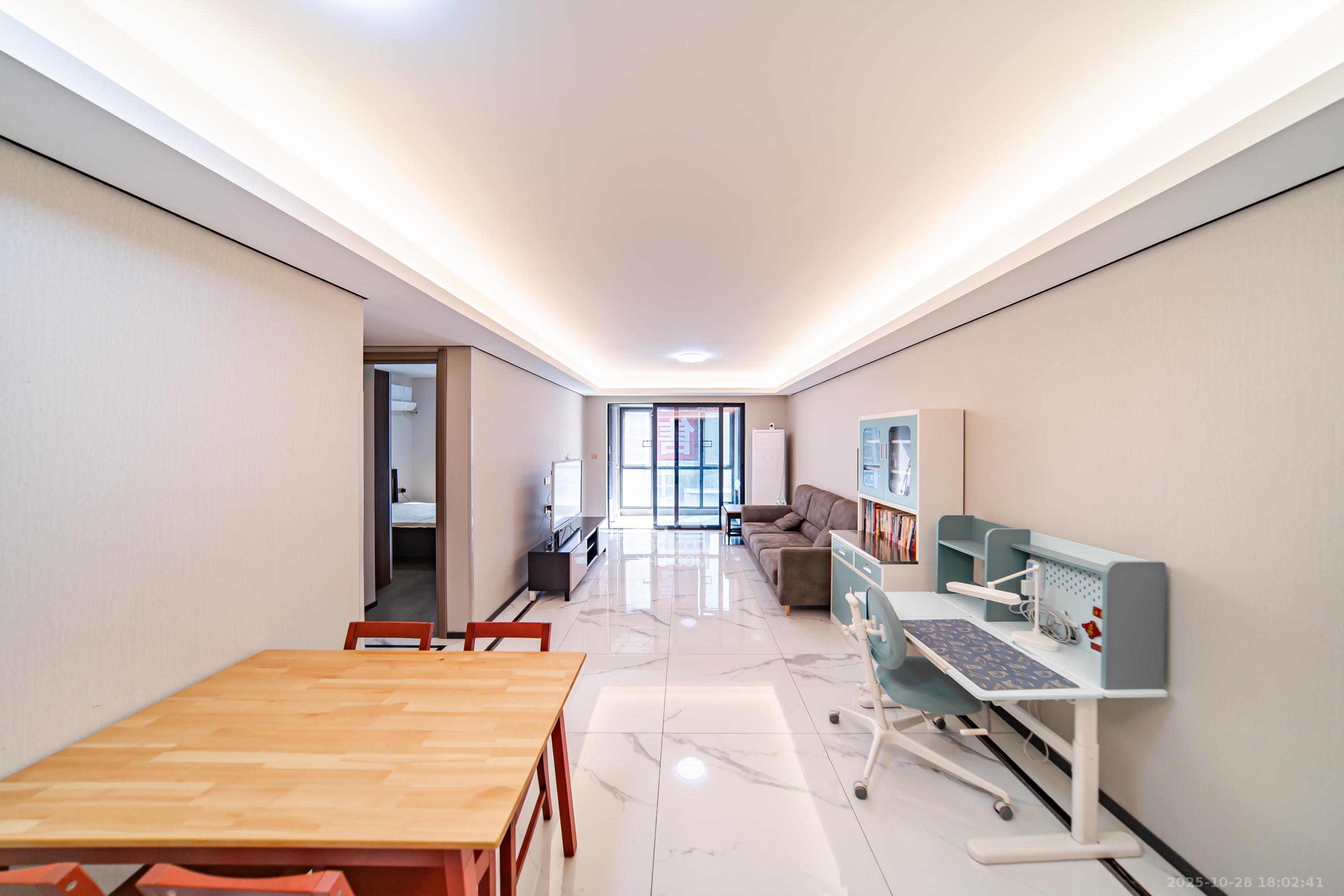 中海阅麓山二期  3室2厅2卫    143.8万 中海阅麓山二期  3室2厅2卫    143.8万客厅