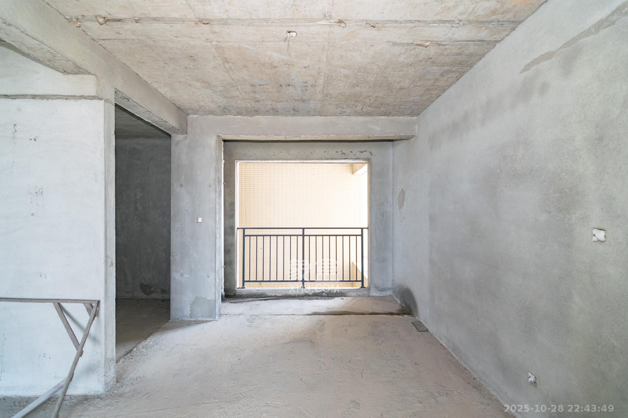 盛腾雅苑（新雅黄金苑二期）  4室2厅2卫    82.0万客厅