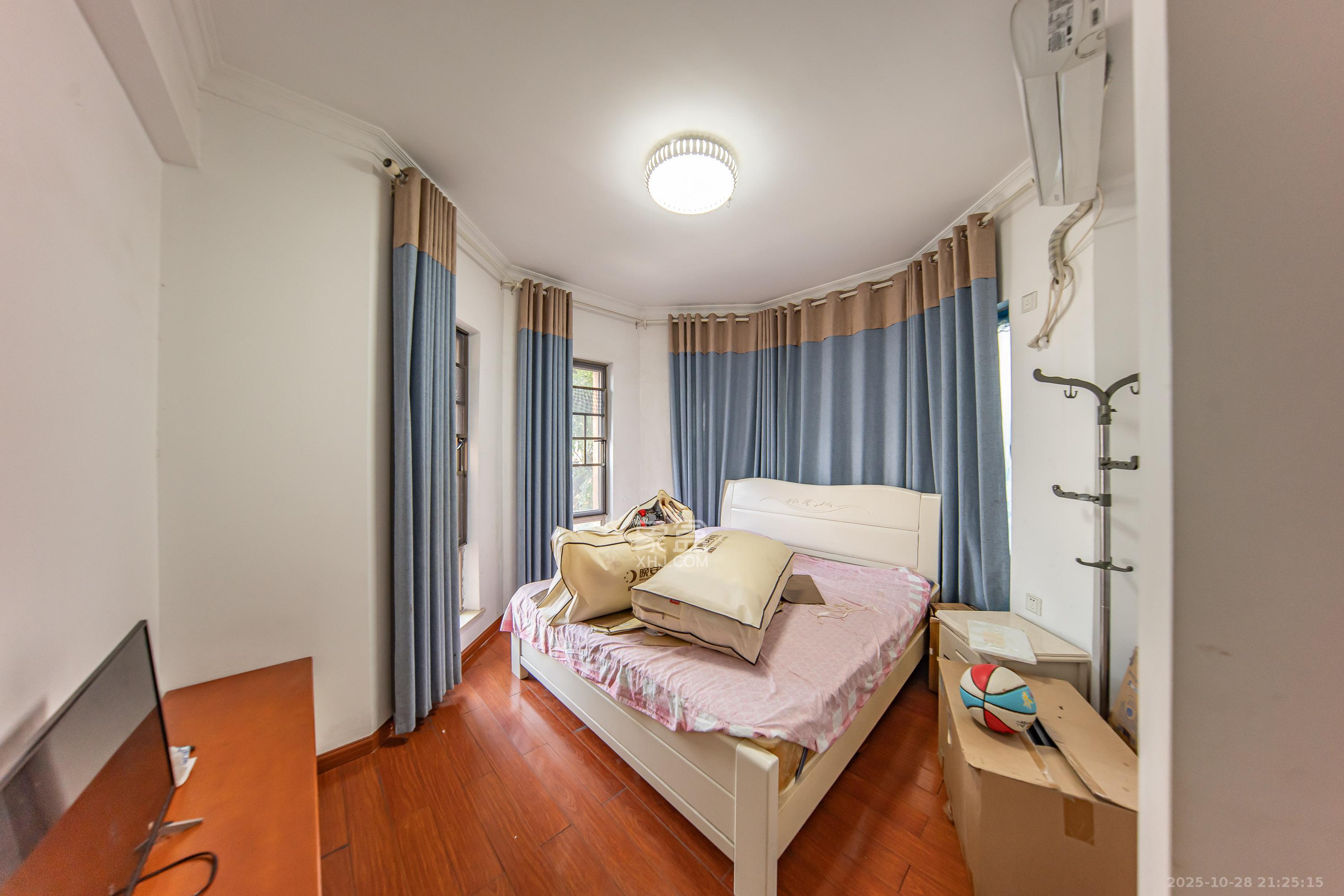 米兰春天  4室2厅2卫    103.0万卧室