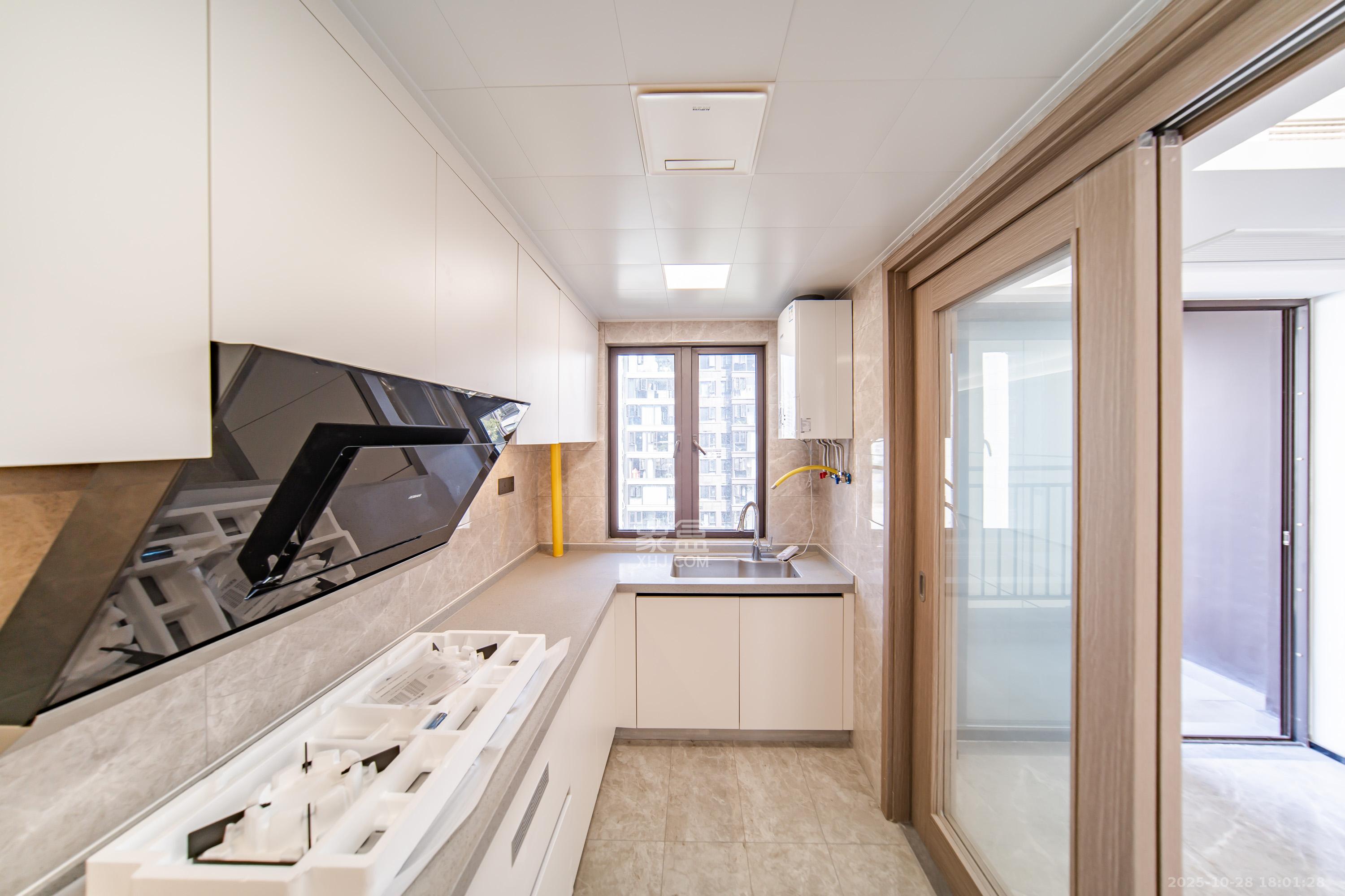 旭辉国宸府  4室2厅2卫    175.0万 旭辉国宸府  4室2厅2卫    175.0万厨房