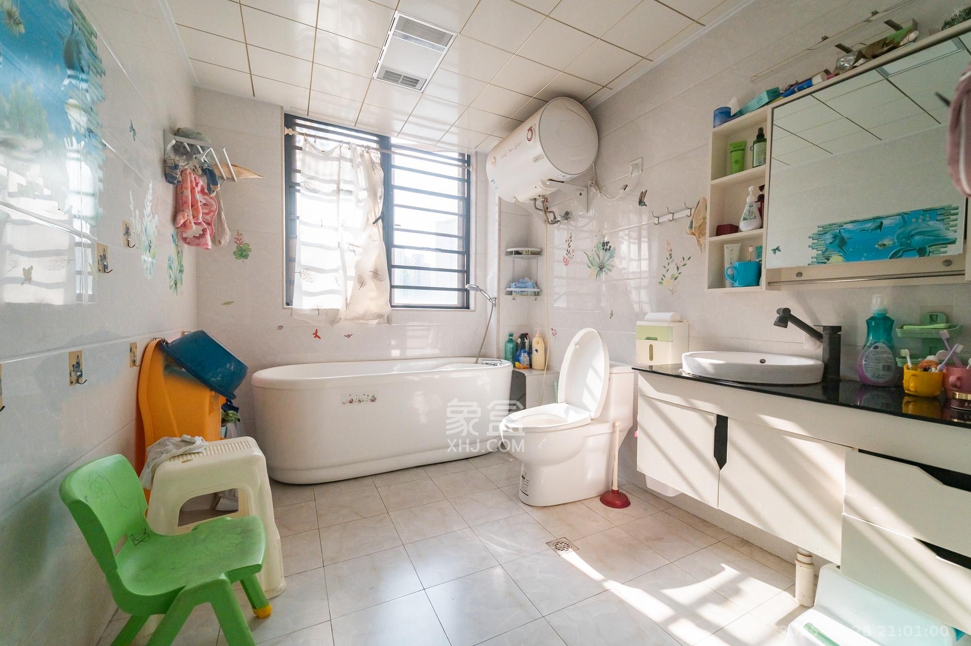 深业睿城  4室2厅3卫    189.8万卫生间