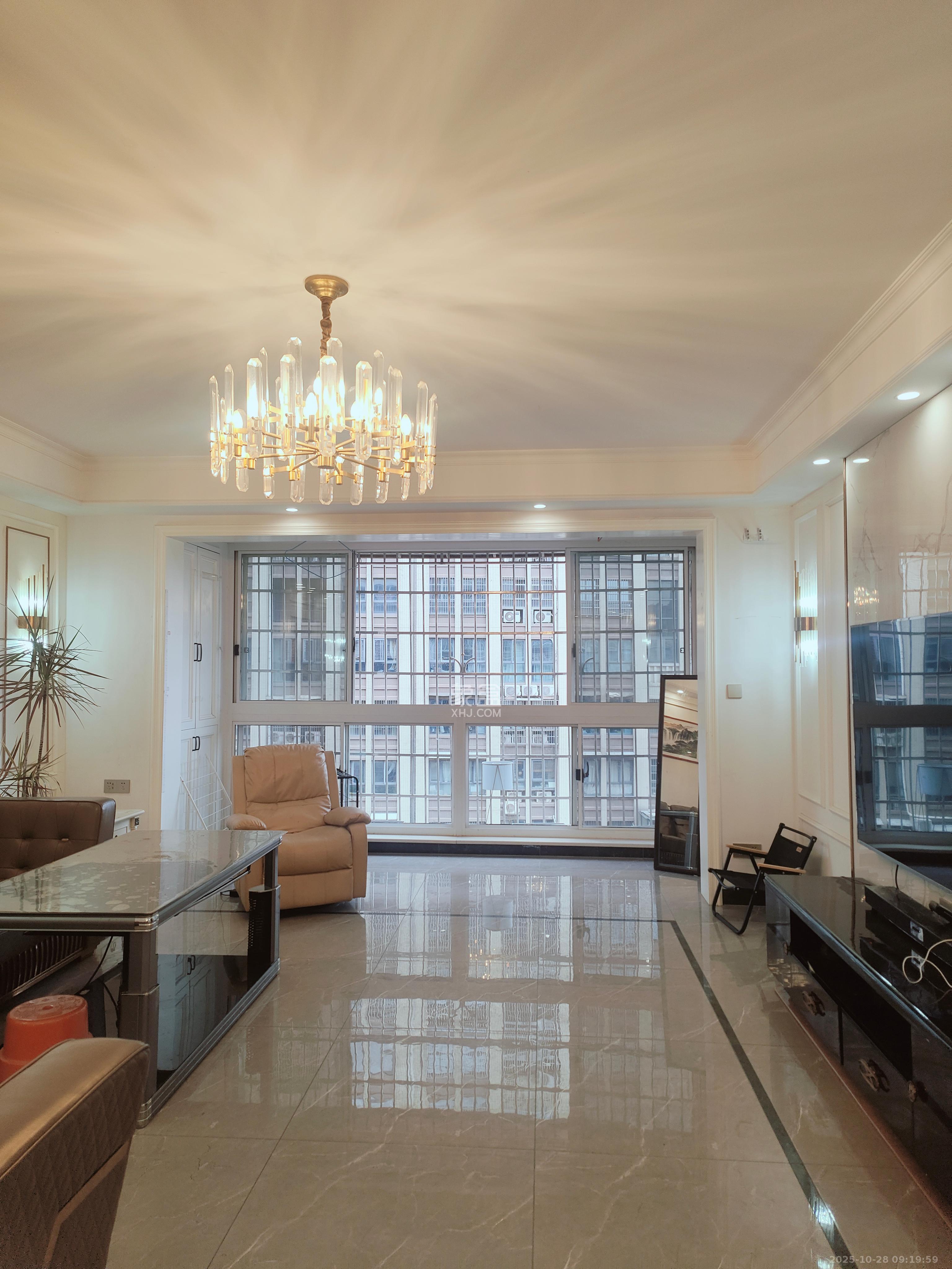 先锋新宇  4室2厅2卫    3100.0元/月