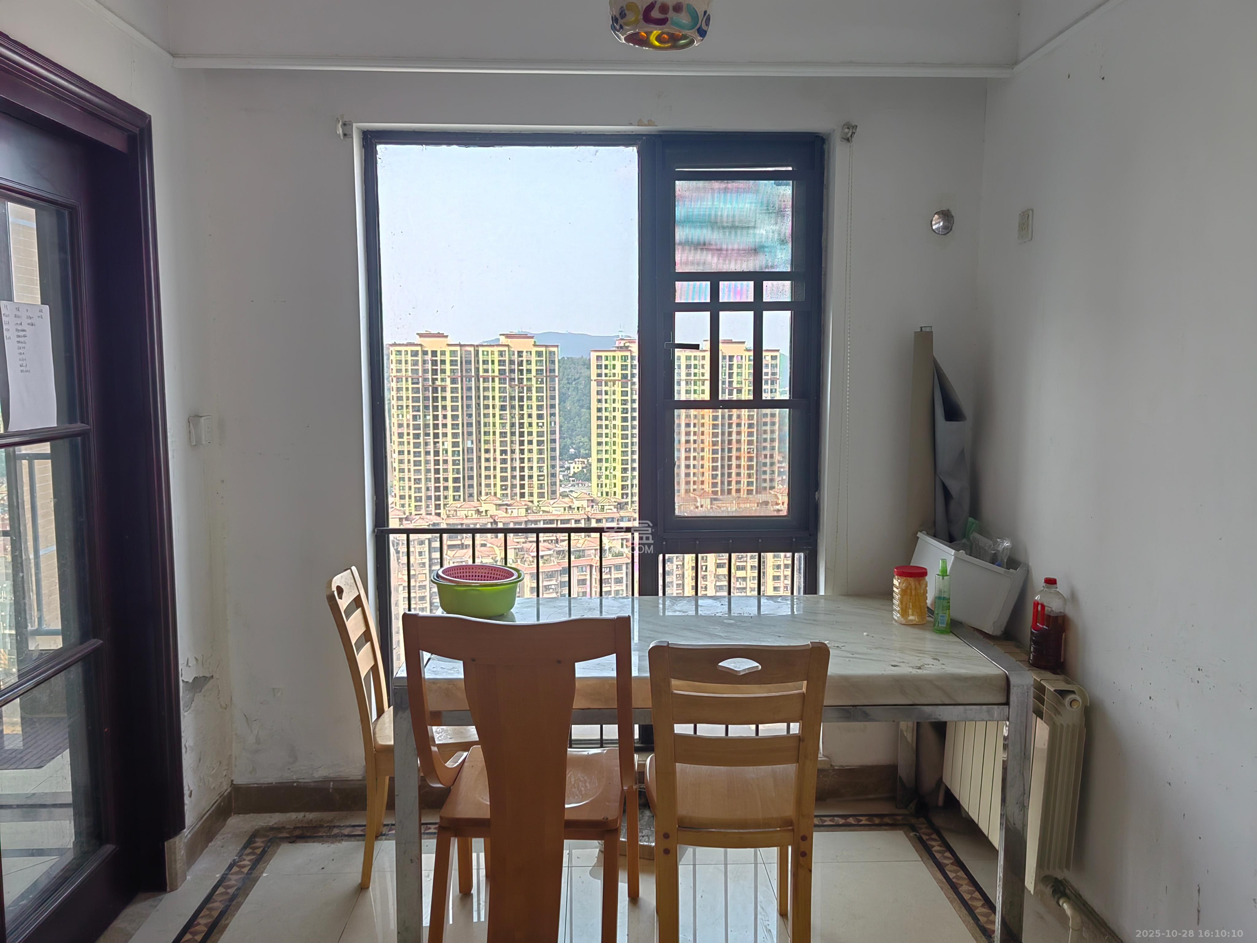 中海国际一期  3室2厅2卫    2000.0元/月室内图