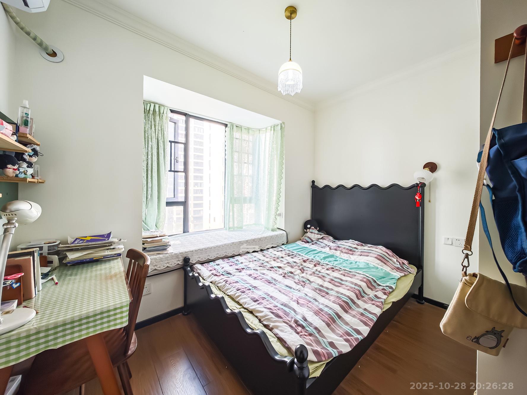 地铁中建君和城  4室2厅2卫    85.3万卧室