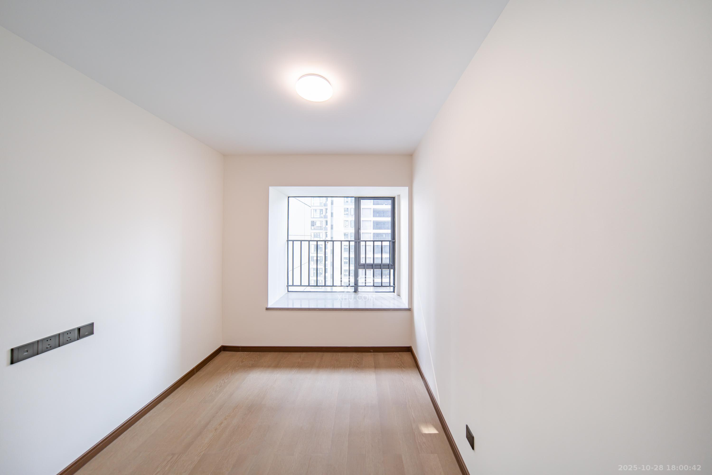 卓越洋湖晴翠  4室2厅2卫    218.0万卧室