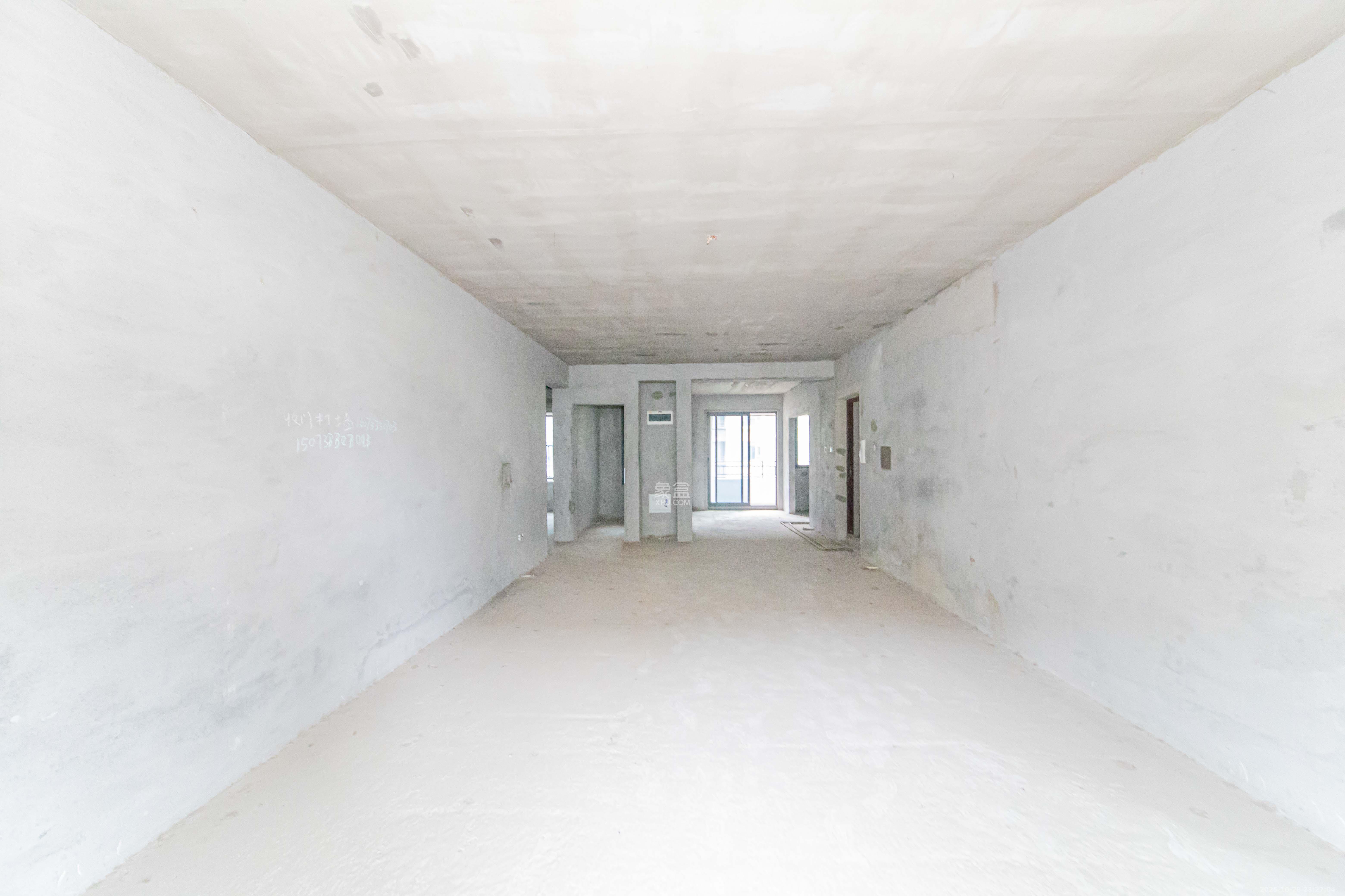 和泓融成府  3室2厅1卫    132.0万 和泓融成府  3室2厅1卫    132.0万客厅