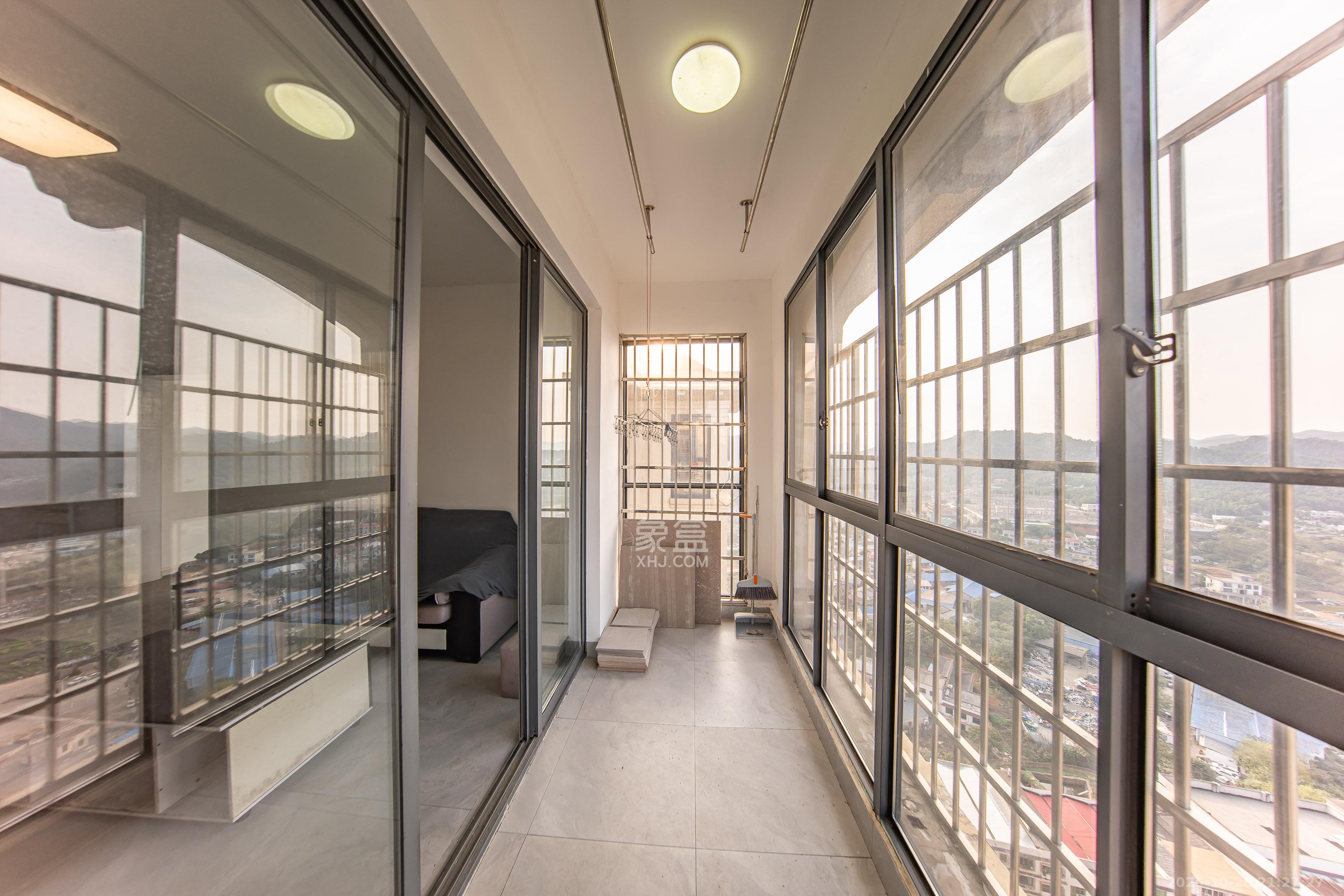 九龙领仕汇 3室2厅2卫 43.8万 九龙领仕汇 3室2厅2卫 43.8万阳台