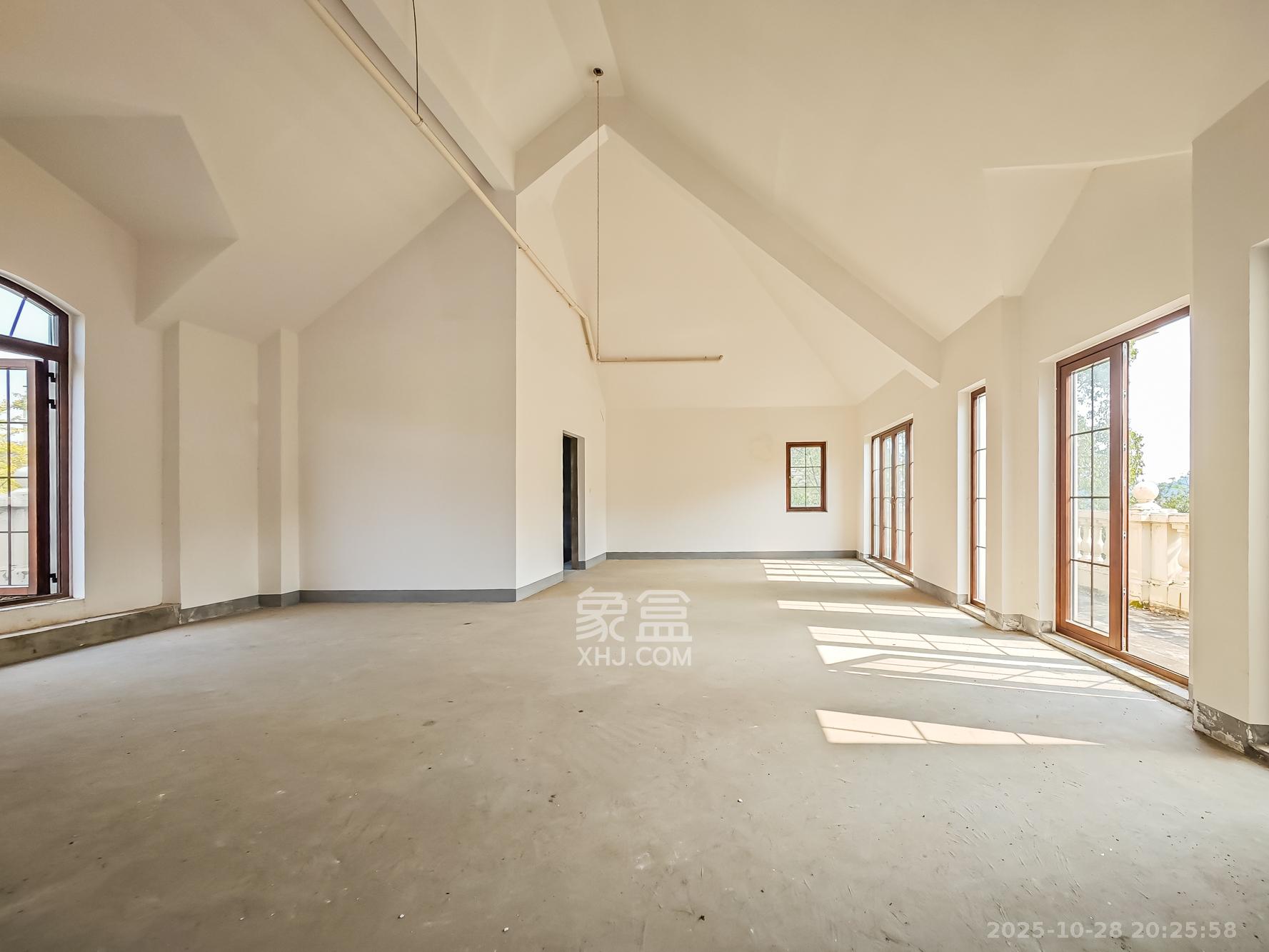 绿城青竹园  5室3厅4卫    1800.0万 绿城青竹园  5室3厅4卫    1800.0万客厅