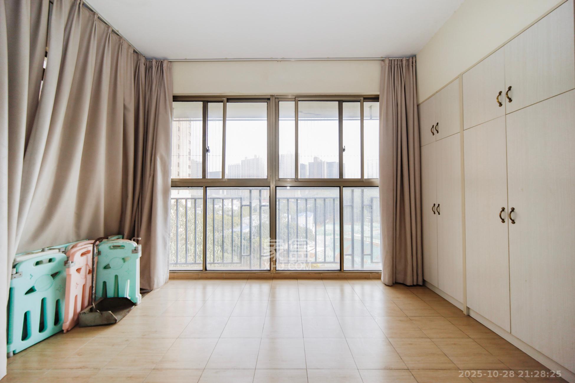 香樟鑫都  3室2厅2卫    136.0万阳台