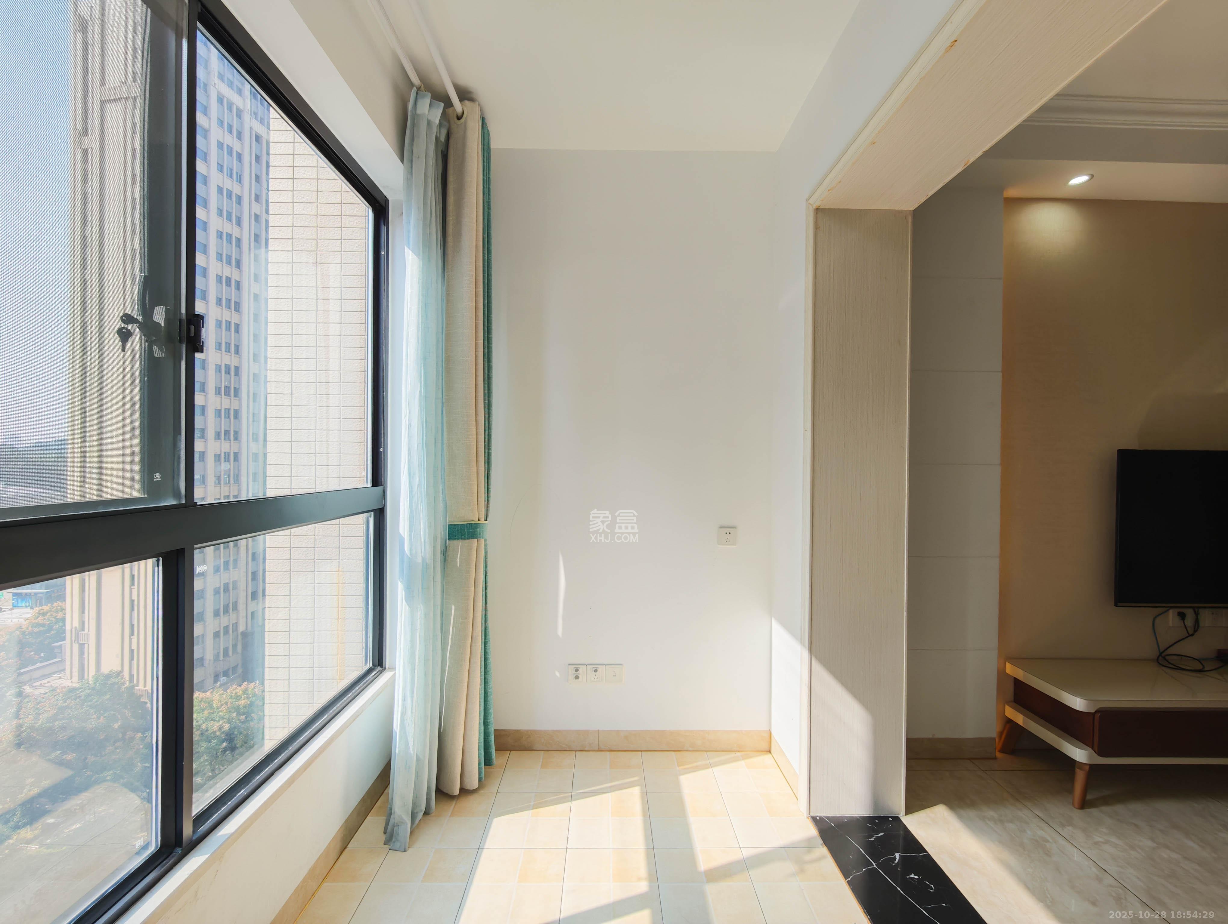 长房半岛蓝湾（观山月）  3室2厅1卫    85.0万阳台